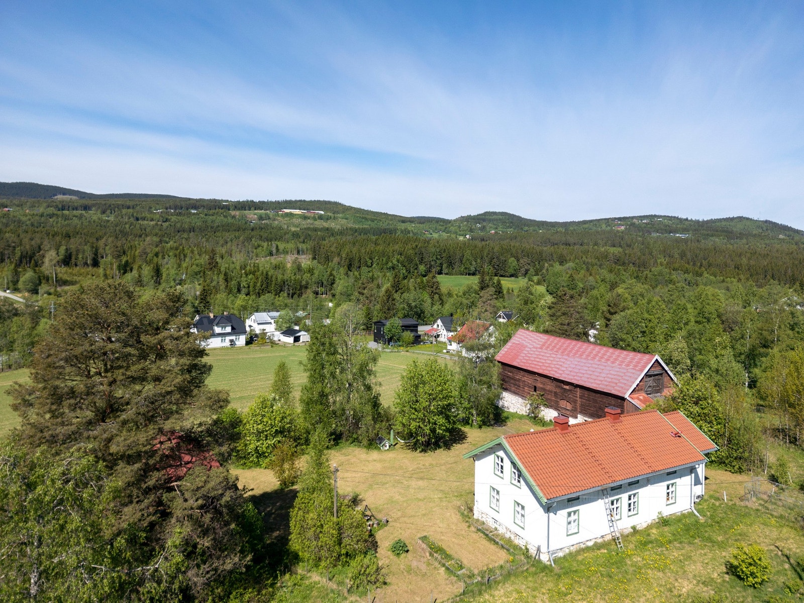 Her får du en sjelden kombinasjon av landlig idyll, gode oppvekstvilkår og praktisk nærhet til både byliv og kommunikasjonstilbud. Galleribilde