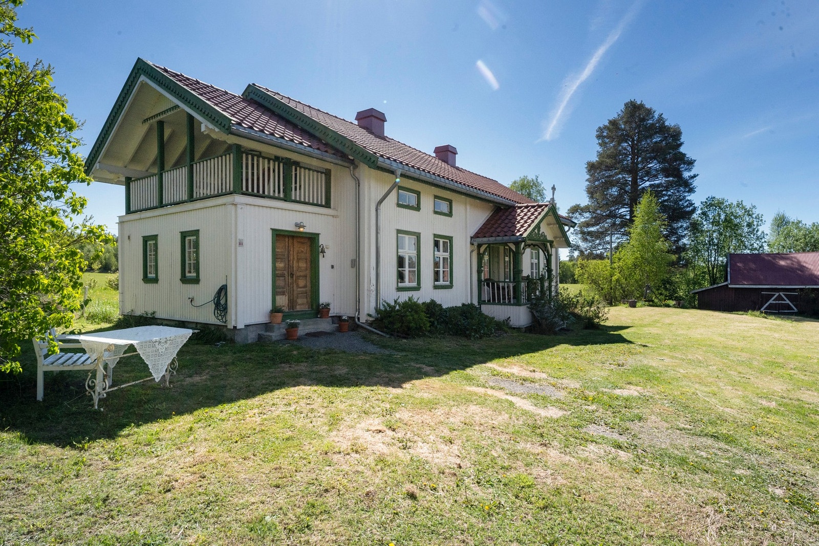 Ute finner du et hyggelig og velholdt tun med plenarealer, hageanlegg og god plass til både lek, sosiale sammenkomster og gårdsliv. Galleribilde