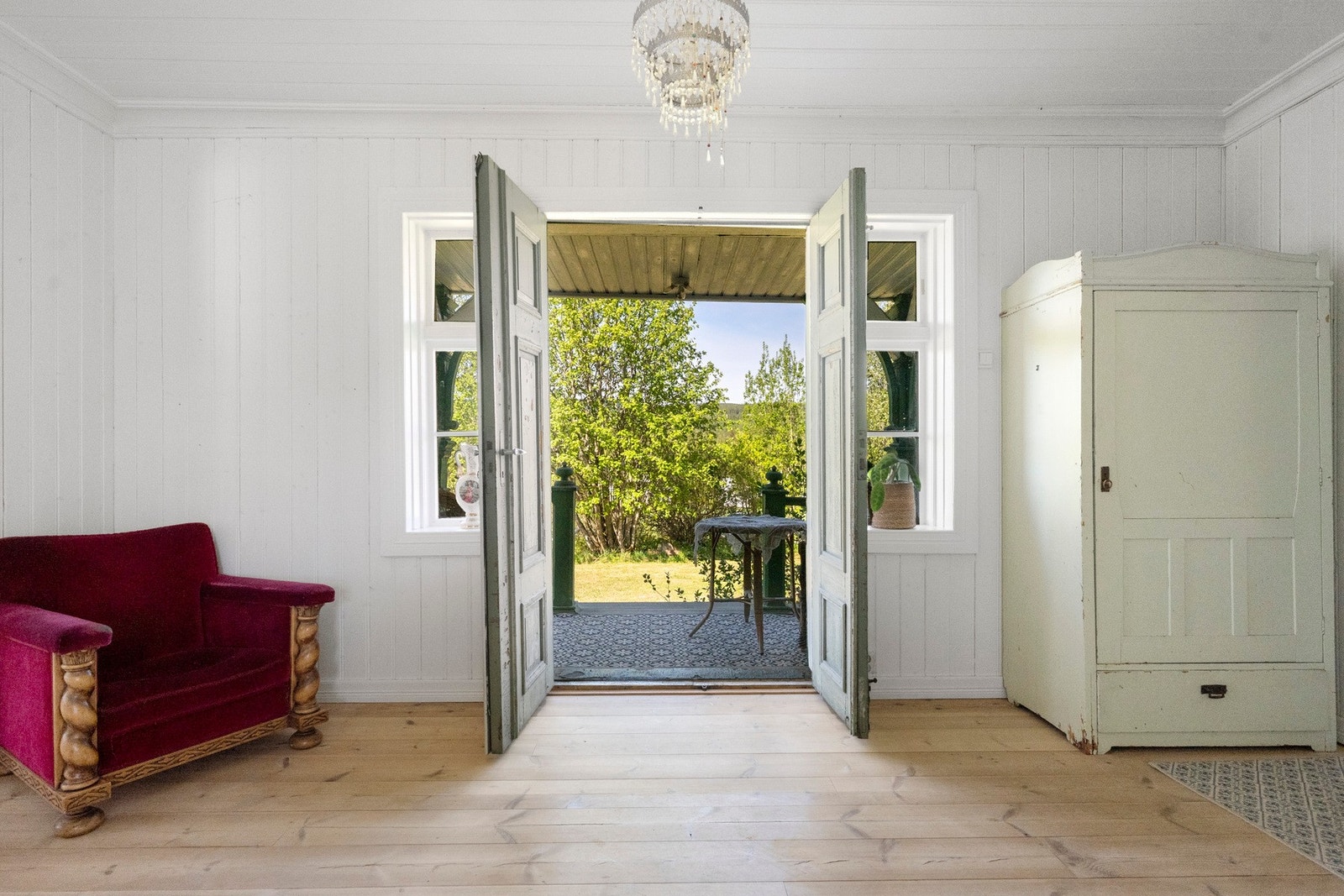 Tofløyed inngangsdør, trolig fra byggeåret. Galleribilde