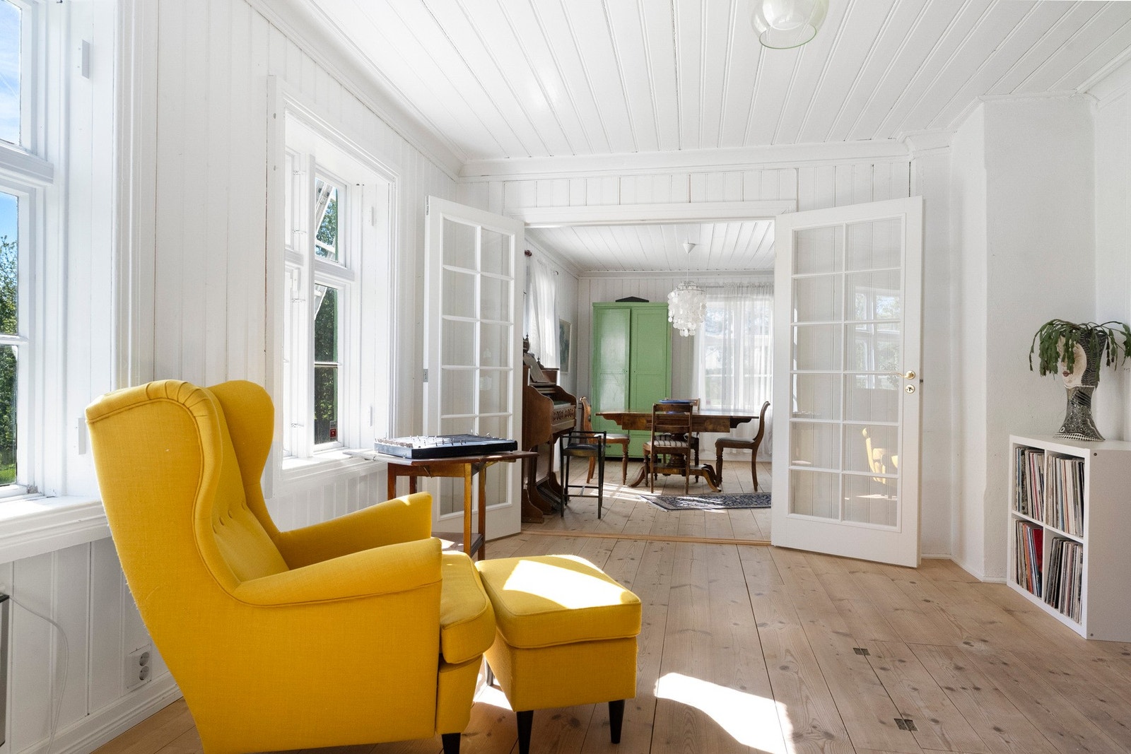 Fra kammerset er det direkte adkomst til stuen, noe som skaper en naturlig og hyggelig sammenheng mellom rommene. Galleribilde