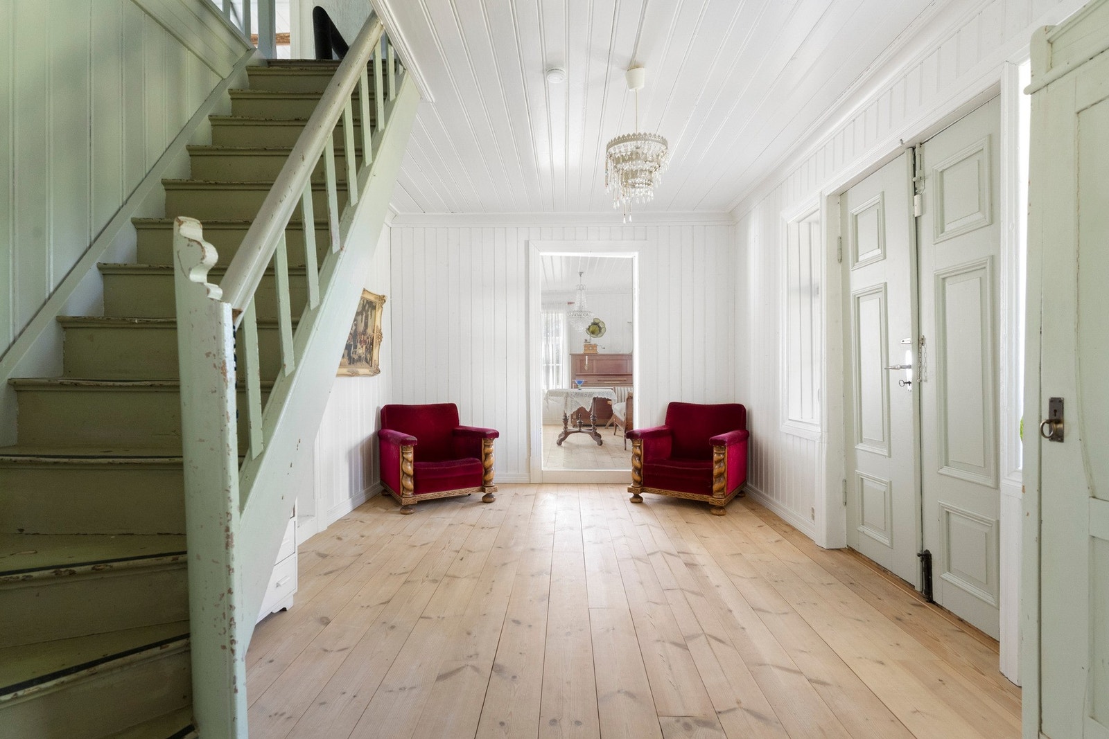 Trapp i treverk opp til 2.etasje. Galleribilde