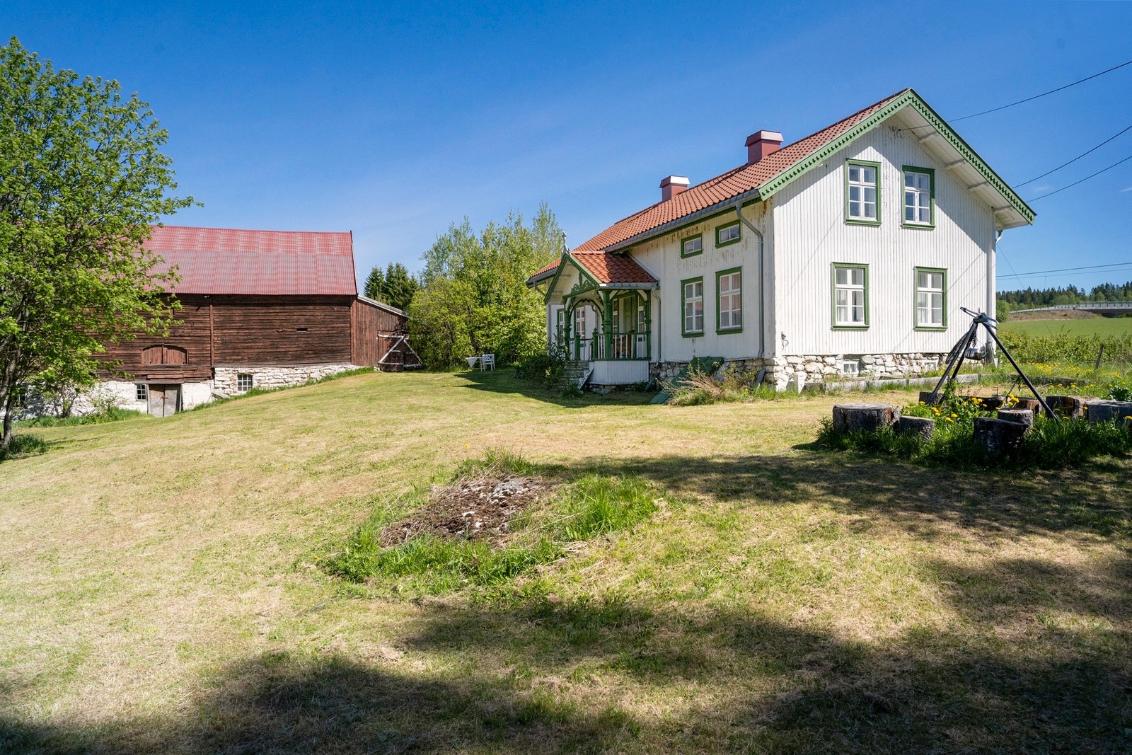 Eiendommen ligger vestvendt og nyter svært gode solforhold gjennom dagen. Galleribilde