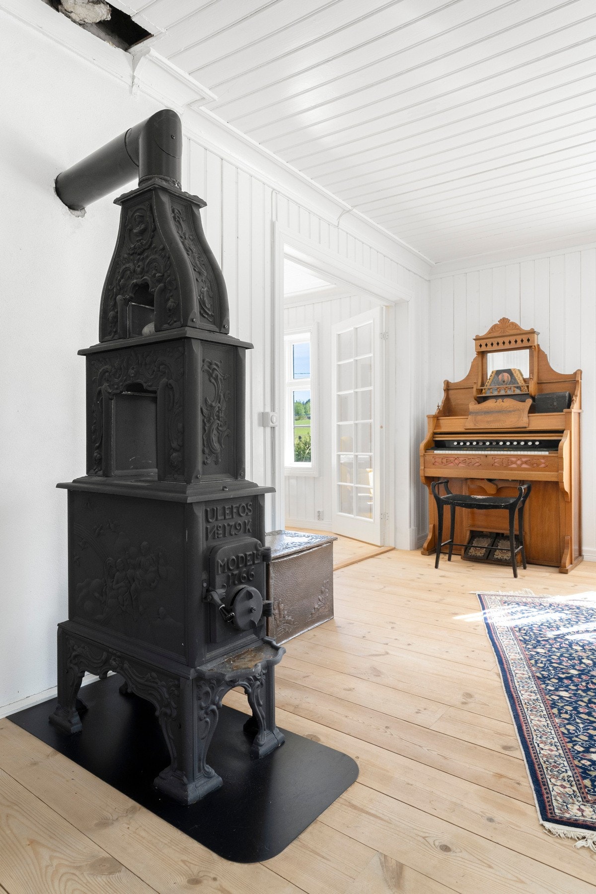 Boligen varmes i alle hovedsak opp ved hjelp av gulvvarme i 1.etg. I tillegg finnes flere sjarmerende vedovner, for ekstra varme og hygge på kalde kvelder. Galleribilde