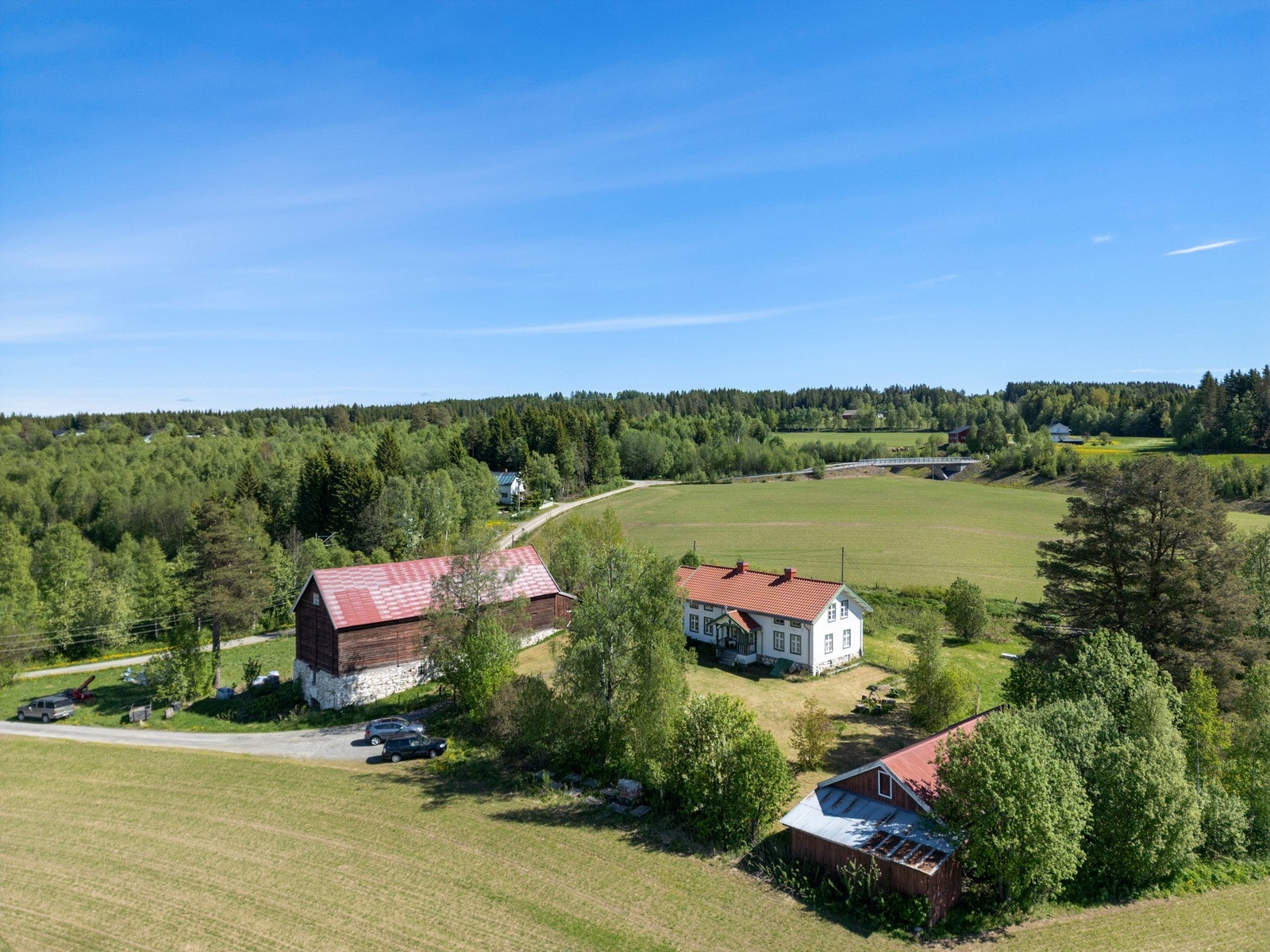 Eiendommen har attraktiv og familievennlig beliggenhet i landlige omgivelser, kun ca. 4 km sør for Raufoss sentrum. Galleribilde