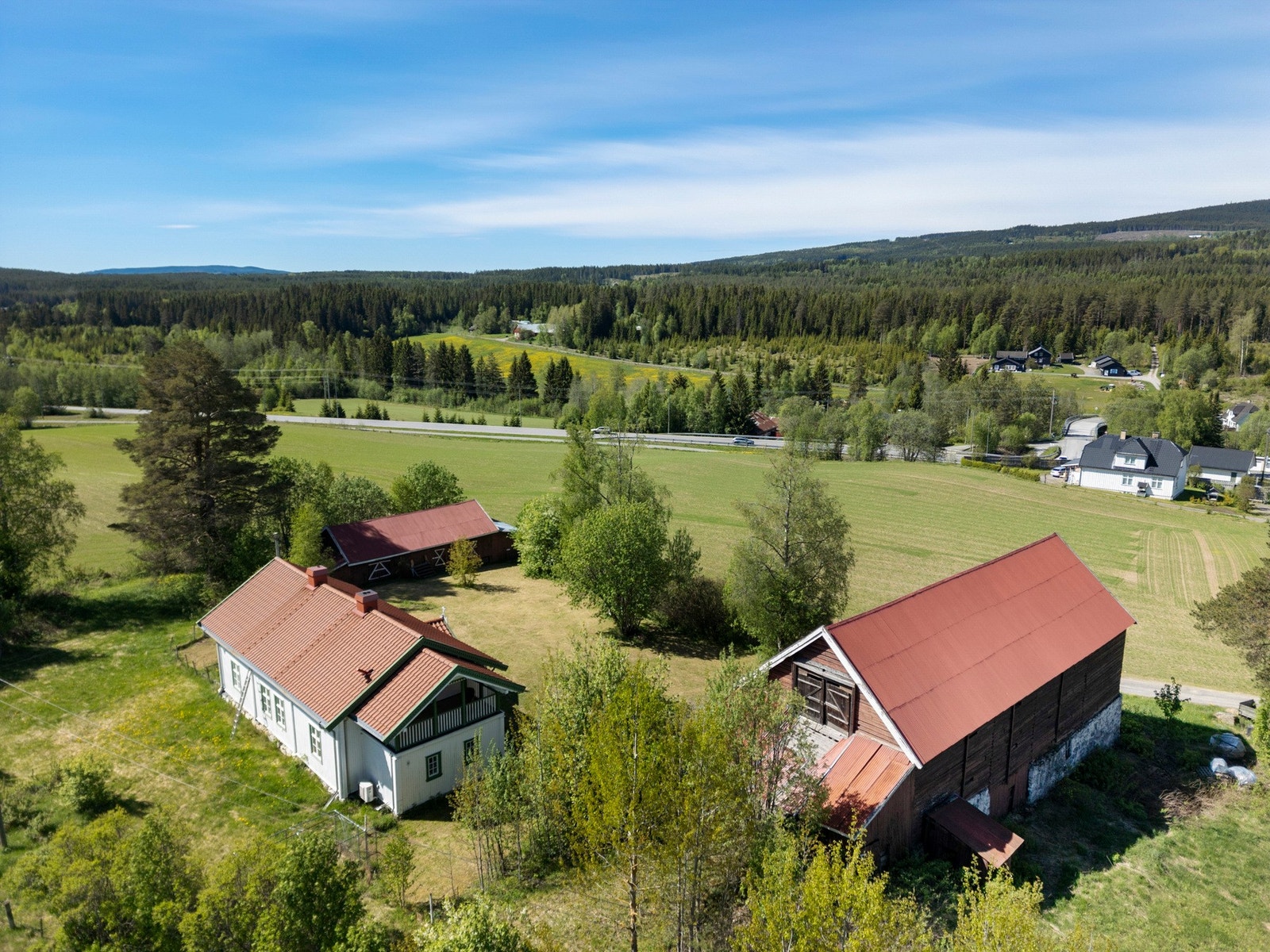 Her får du det beste av to verdener: fredelige omgivelser med flott utsikt og gode solforhold, samtidig som du har kort vei til service, transport og fritidsaktiviteter. Galleribilde