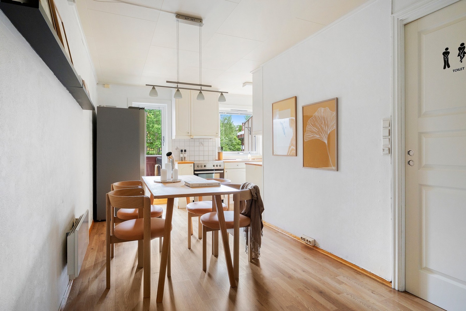 Det er god plass til spisebord ved kjøkkenet hvor du kan invitere venner og familie til hyggelige sammenkomster. Galleribilde