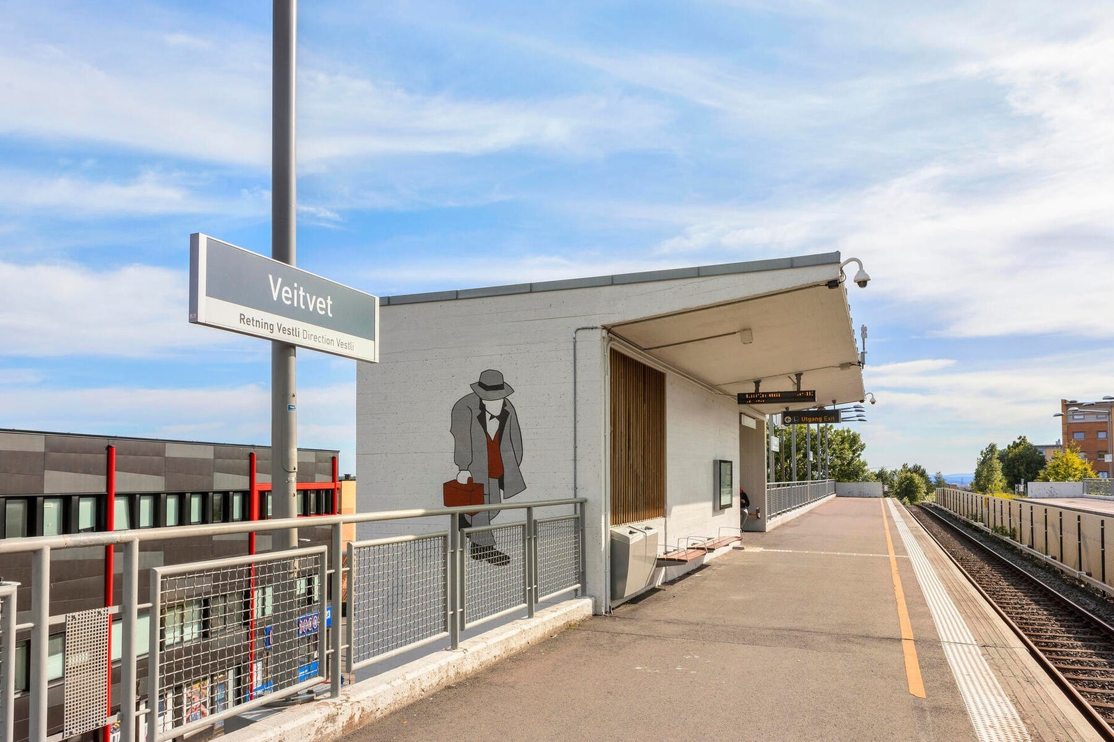 T-banelinje 4 og 5 har holdeplass ved senteret. Galleribilde