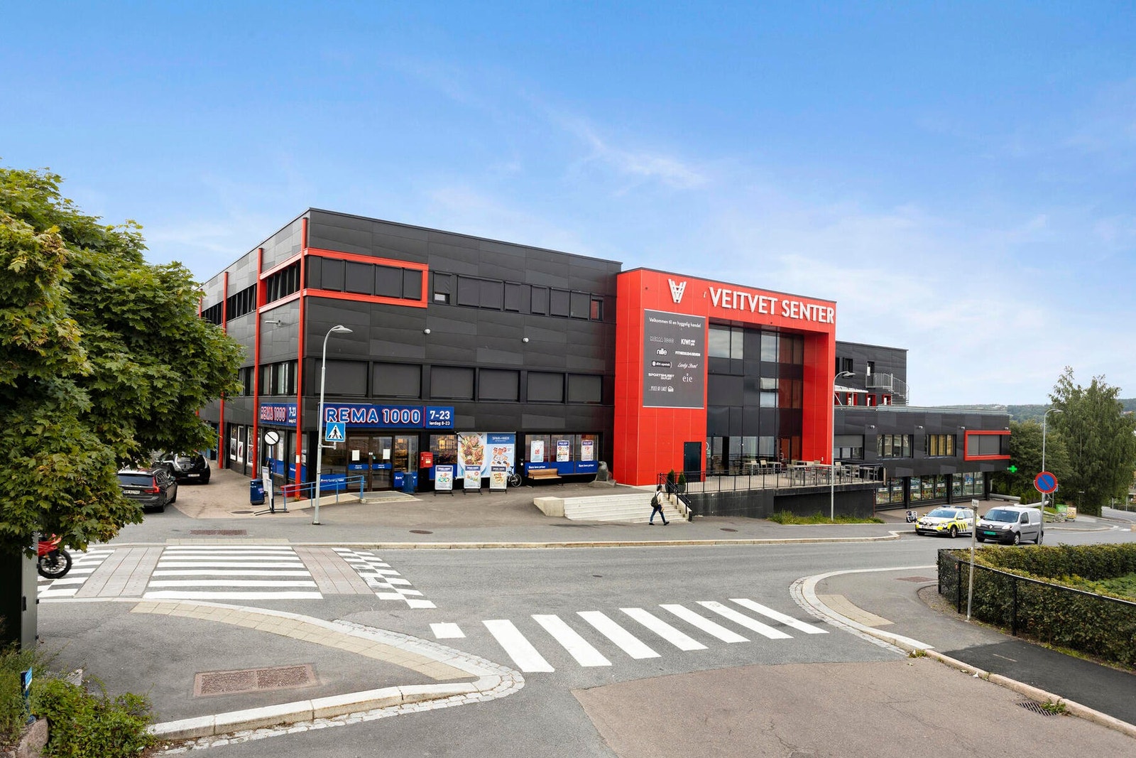 Veitvet senter med bl. a. dagligvarehandel, lege, tannlege, apotek, treningssenter og frisør. Galleribilde