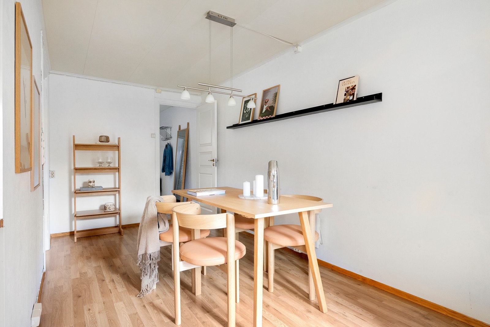 Rommet har også mye plass til vitrineskap, sittebenk eller lignende. Galleribilde