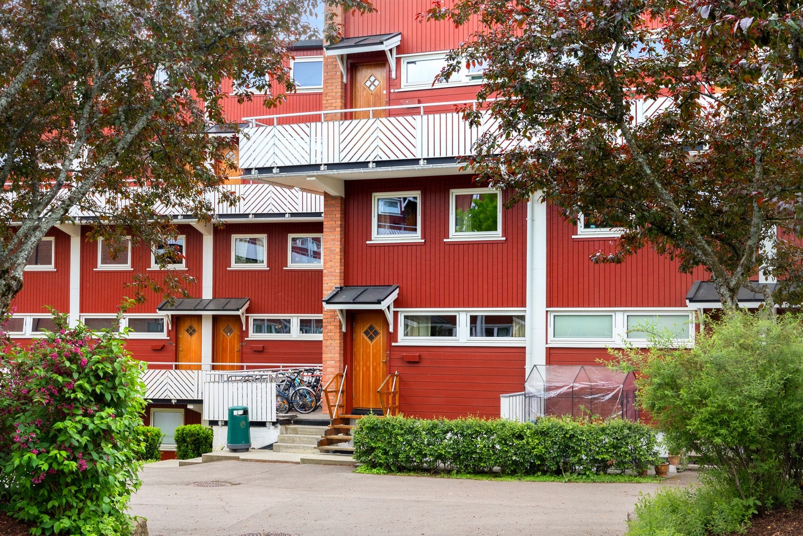 Få rekkehusfølelsen med et privat, overbygget inngangsparti som tar deg inn til det som kan bli deres nye hjem. Galleribilde