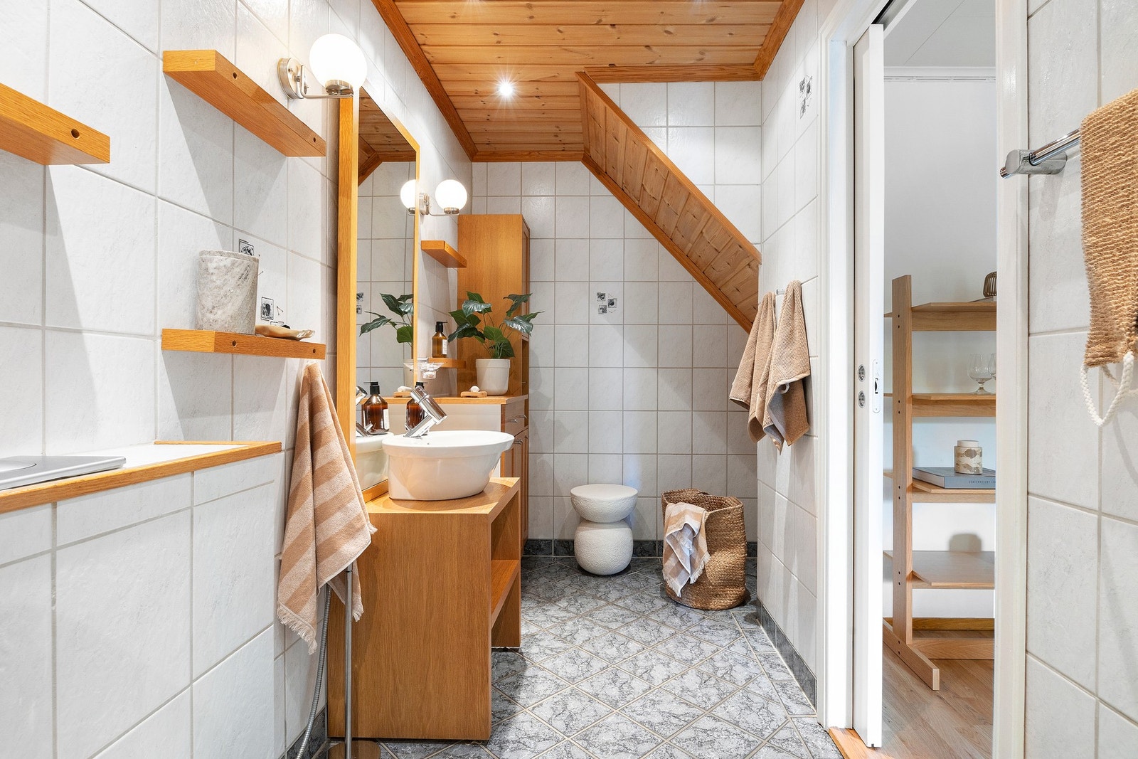 Boligens baderom er romslig og flislagt med downlights i himling. Badet har opplegg for vaskemaskin. Galleribilde