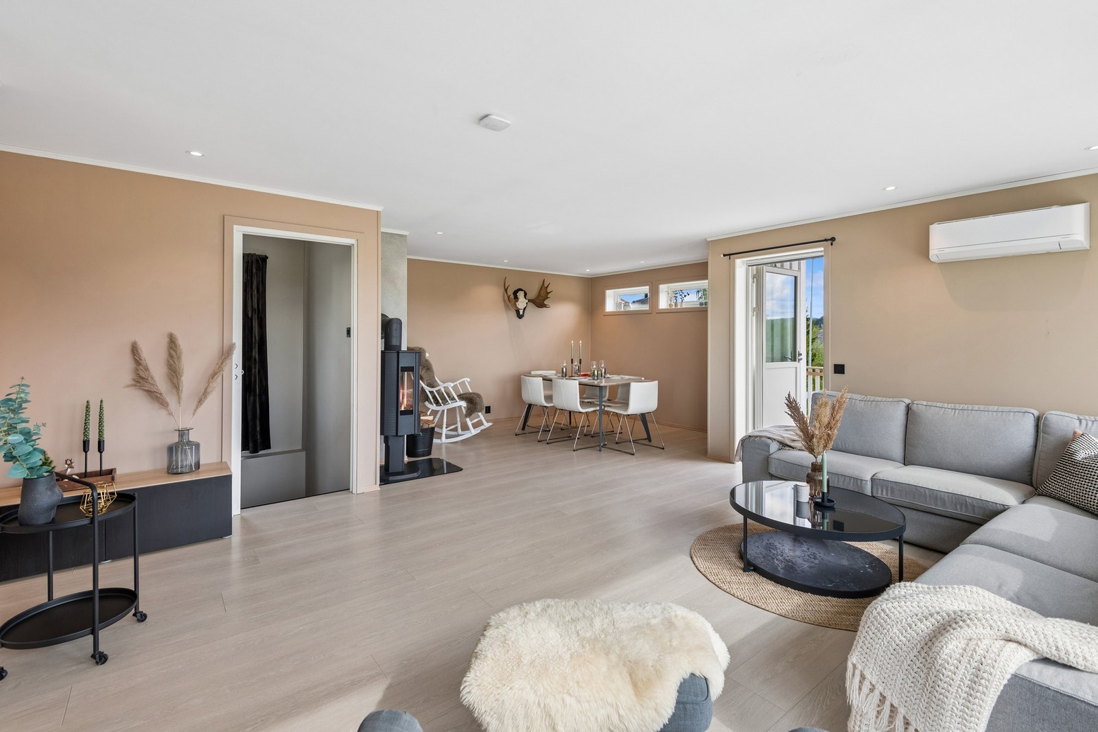 Fra stue har man enkel adkomst til veranda. Galleribilde