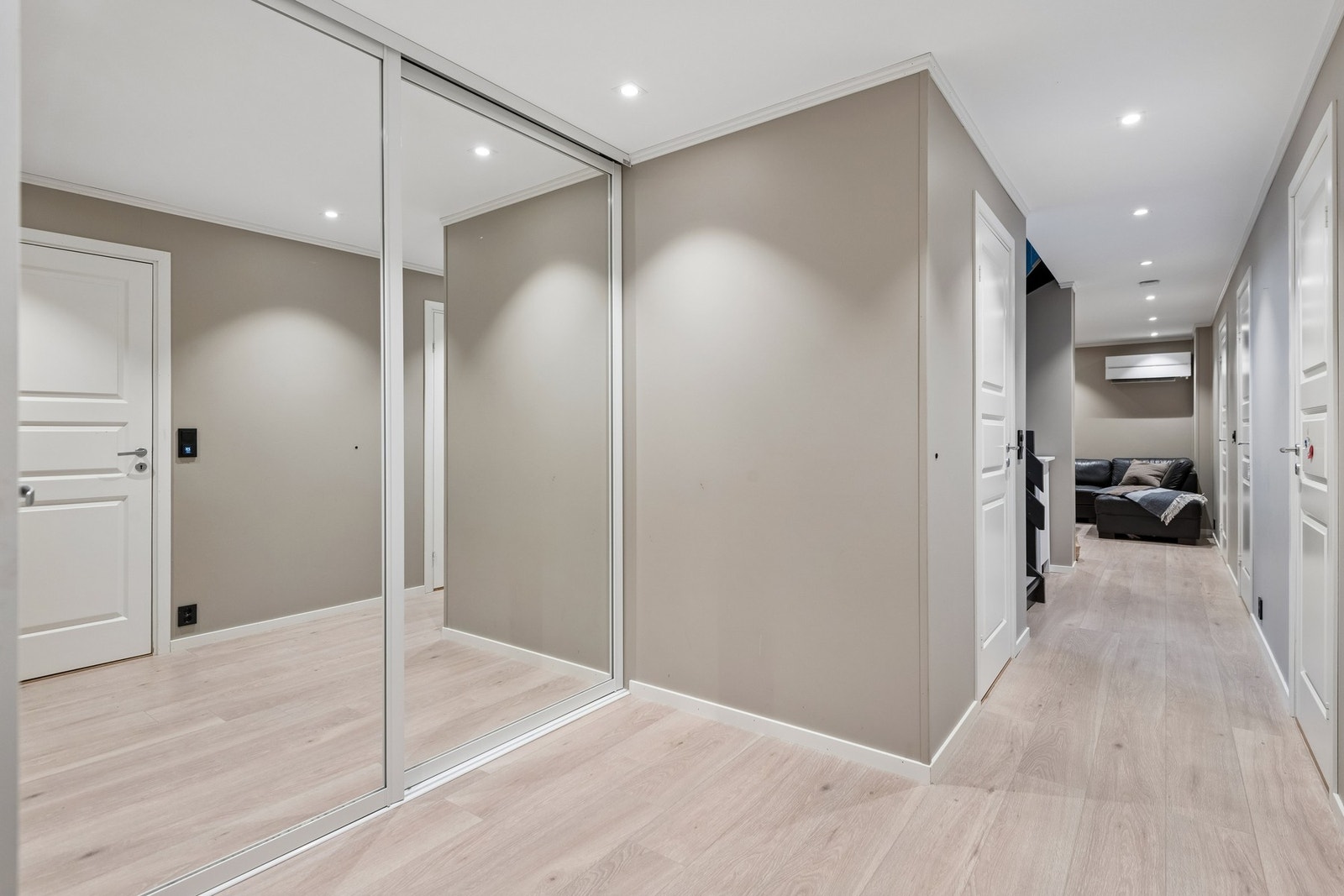 Gang med skyvedørsgarderobe med mye plass til lagring. Galleribilde