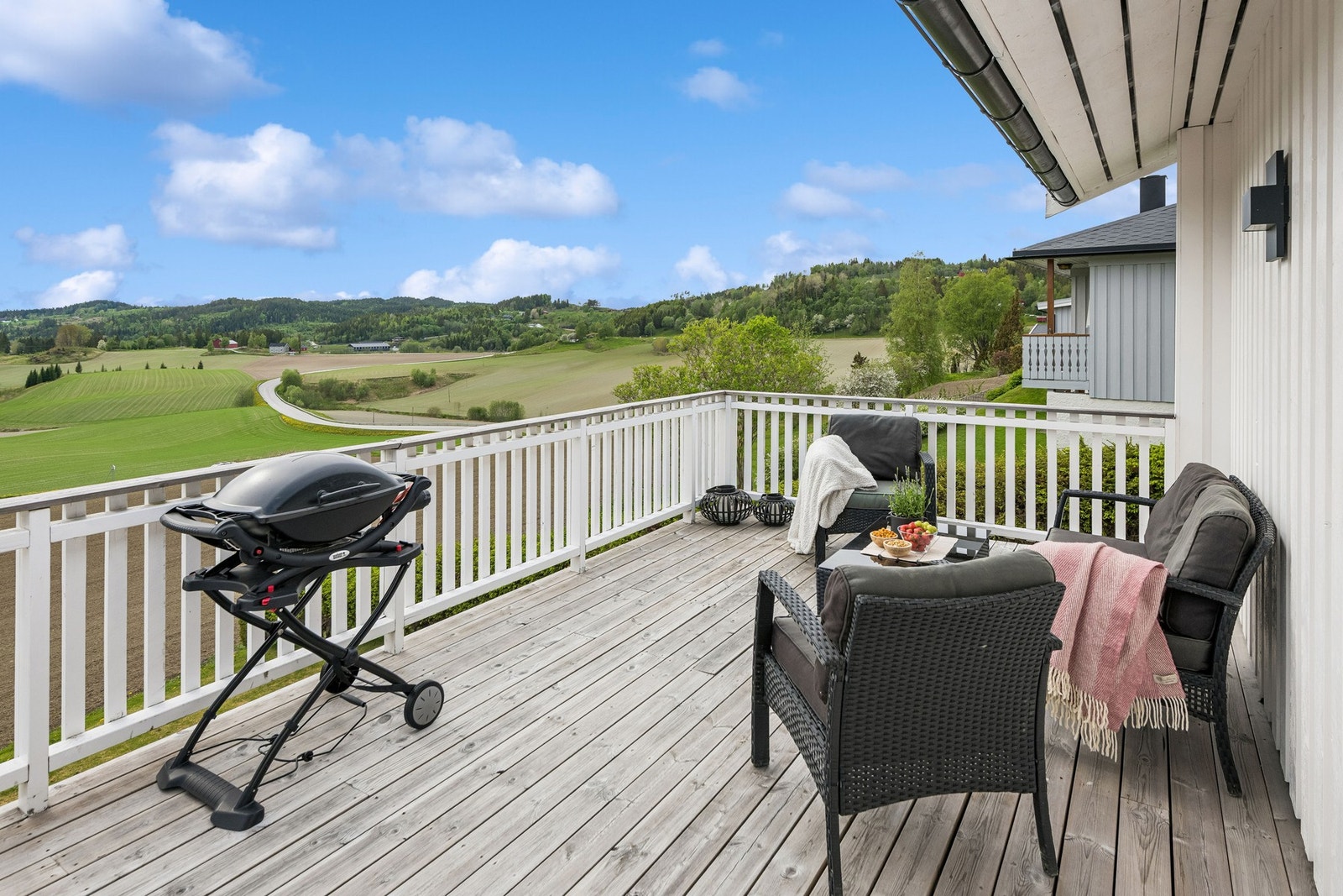 Veranda med god plass til hagemøbler og grill. Galleribilde