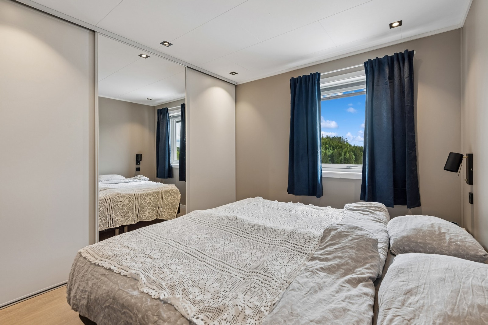 Hovedsoverom med plass til dobbeltseng og garderobeløsning. Galleribilde