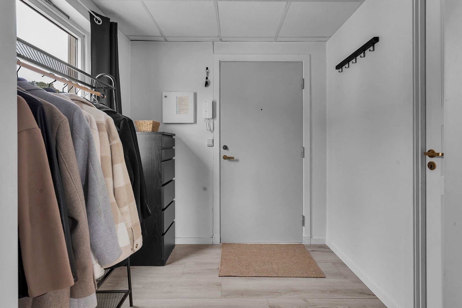 Entré/gang med god plass til å henga av seg ytterklær Galleribilde