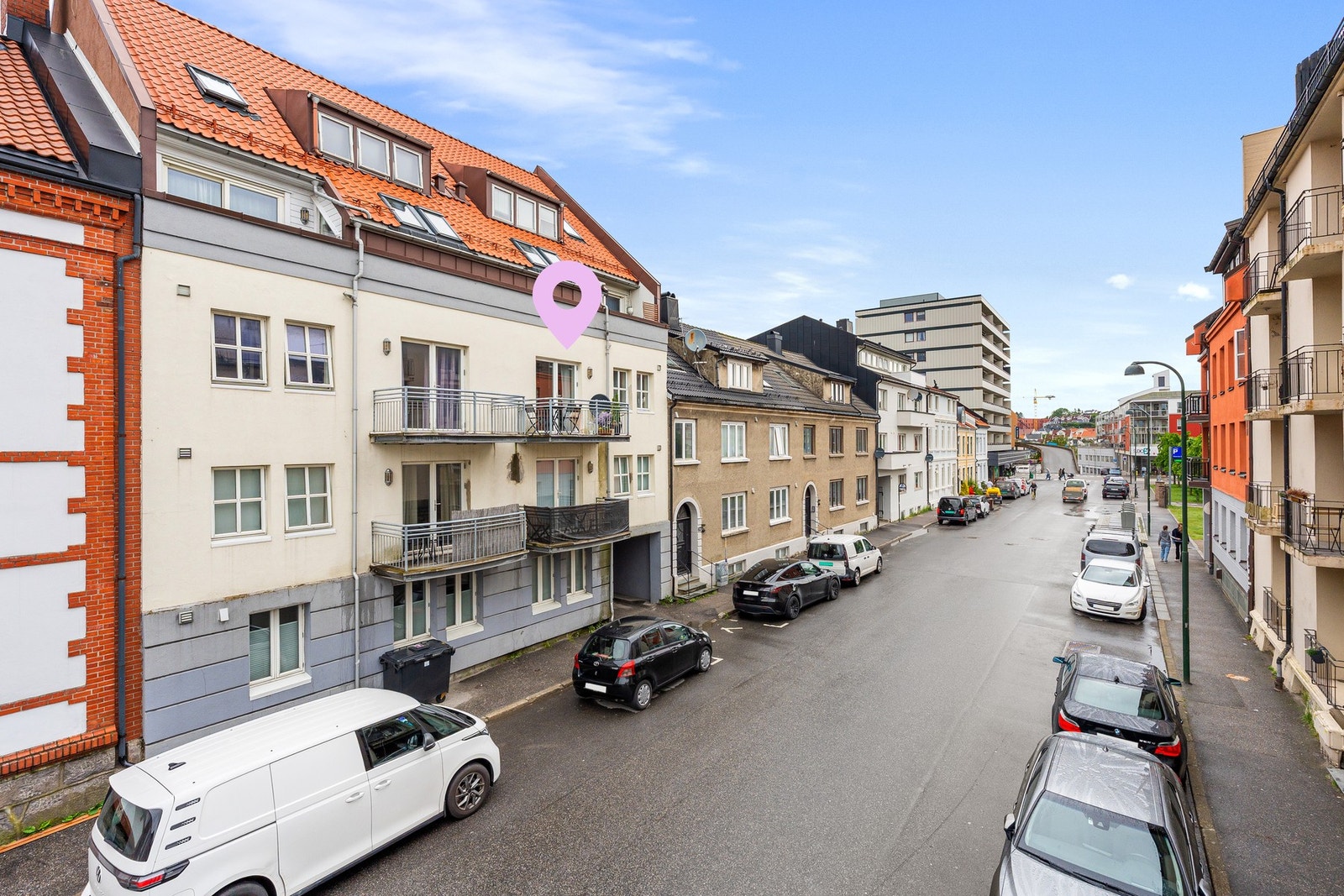 - Leiligheten er plassert i byggets tredje etasje med heis i bygget - Galleribilde