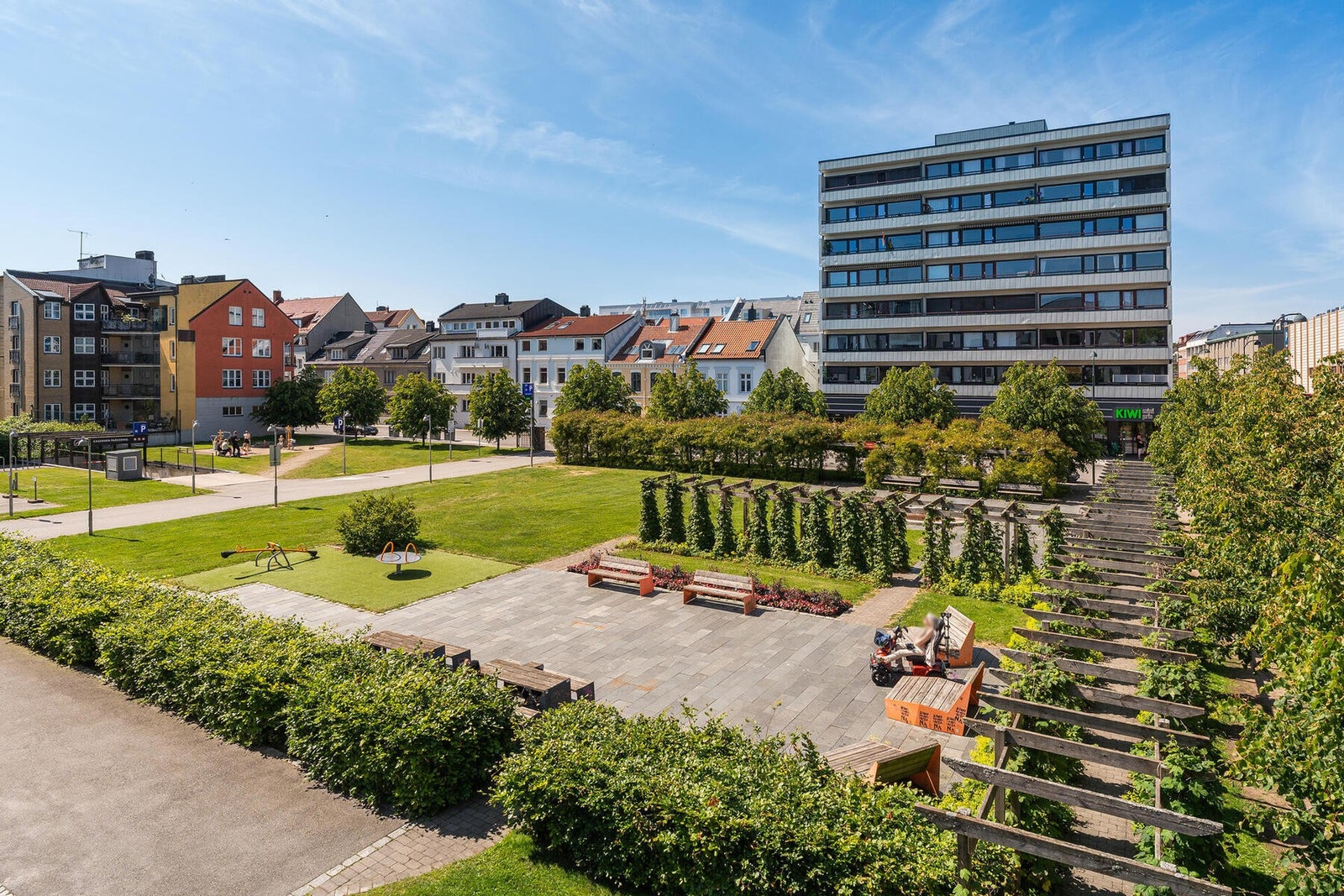 - Fra leiligheten er det kort spasertur til flott parkmessig område rett ved Kasernen... Galleribilde