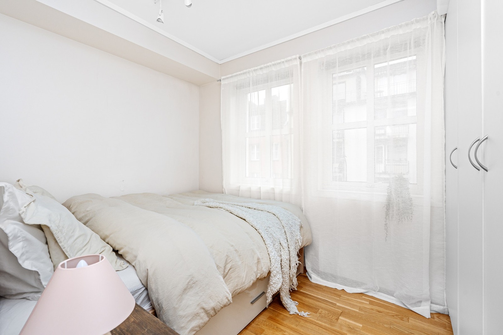 - Romslig soverom med god plass til garderobeskap - Galleribilde