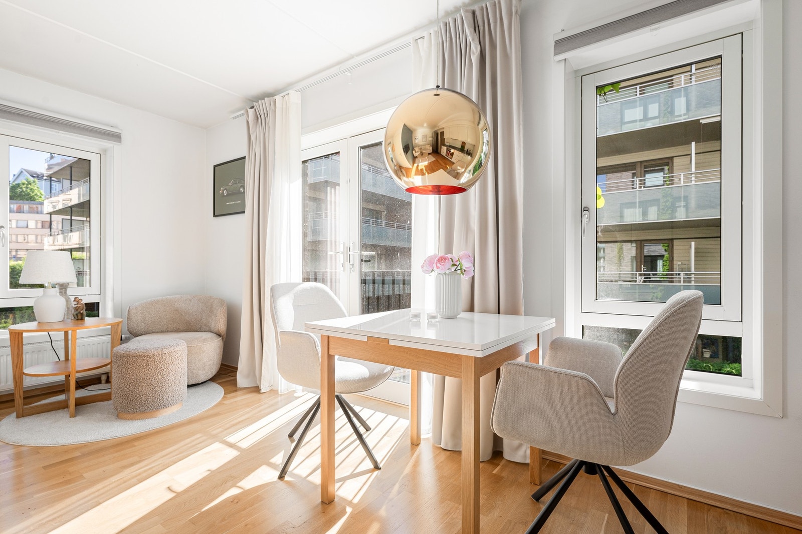 Velkommen til Nedre Skøyen vei 6 - Presentert av Nicolay Ulvin v/ Eie Eiendomsmegling Røa, Skøyen & Ullern. Foto: Arne Schram. Galleribilde
