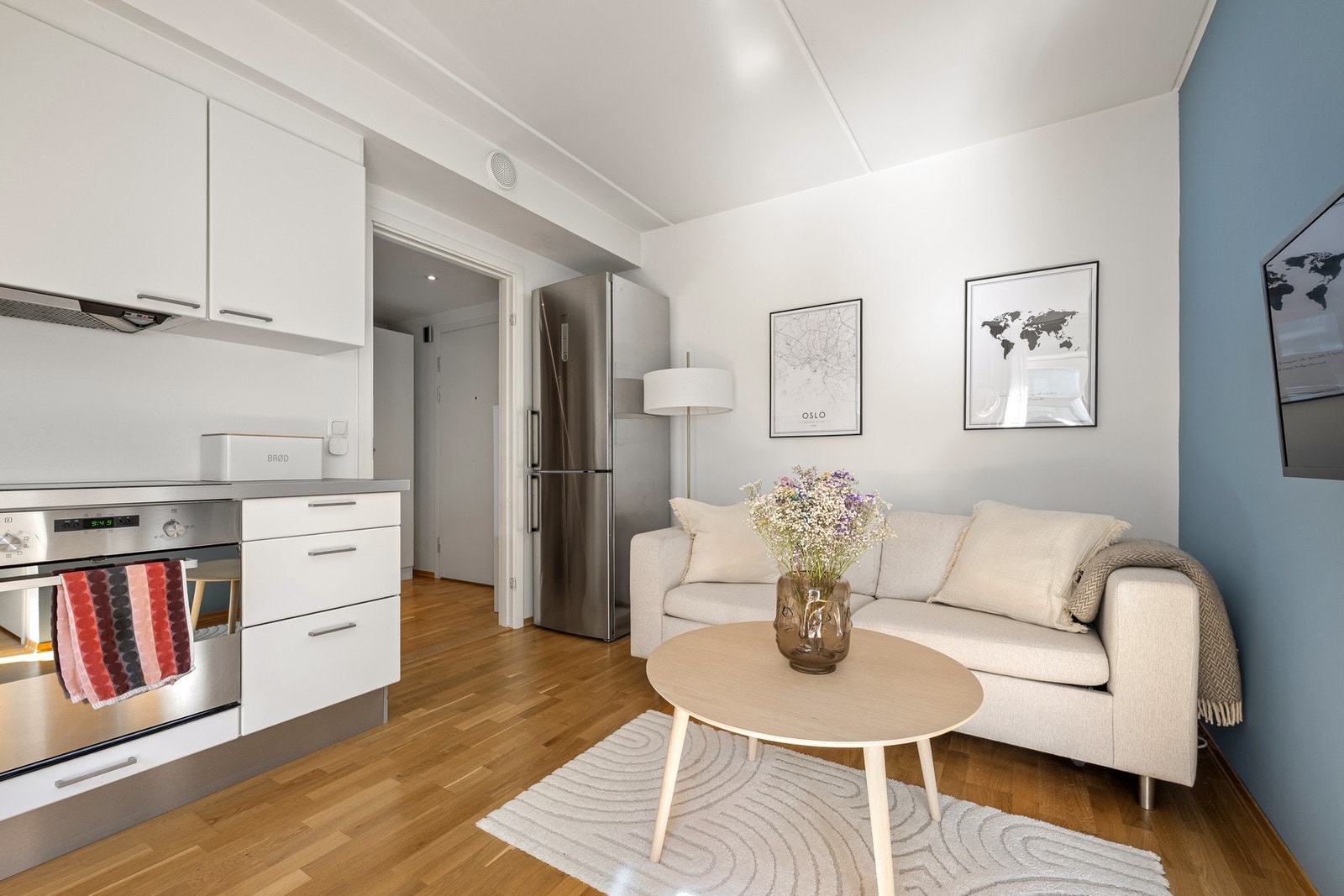 Stuen byr på god sittekomfort med plass til både sofa og sofabord. Galleribilde