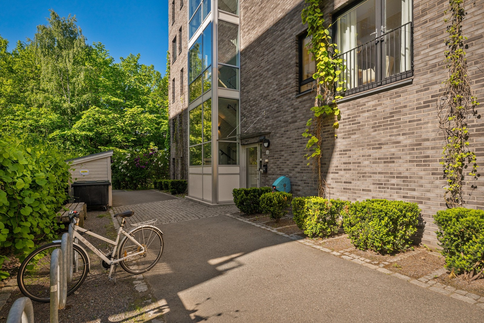 Veldrevet sameie med bl.a. 0kr i fellesgjeld og fjernvarme innstallert. Galleribilde