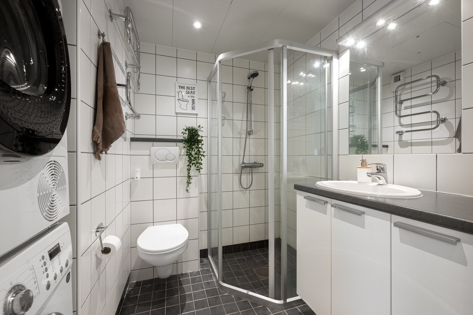Badet har plass til både vaskemaskin og tørketrommel. Galleribilde