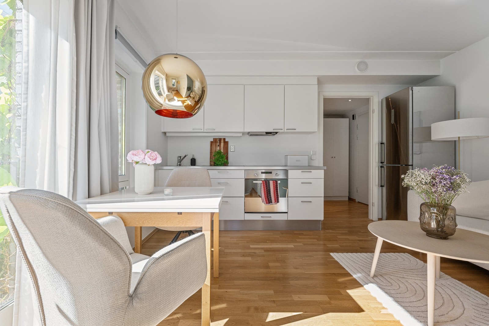 Lyst og luftig stue/kjøkken med god planløsning. Galleribilde