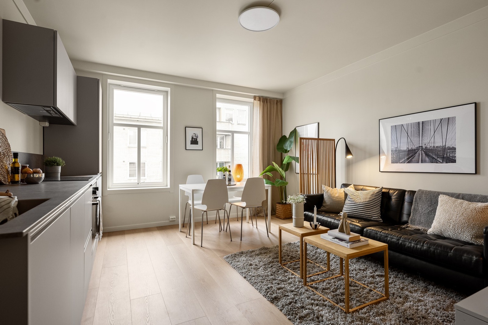 Oppholdsrommet med store vindusflater og gode innredningsmuligheter Galleribilde