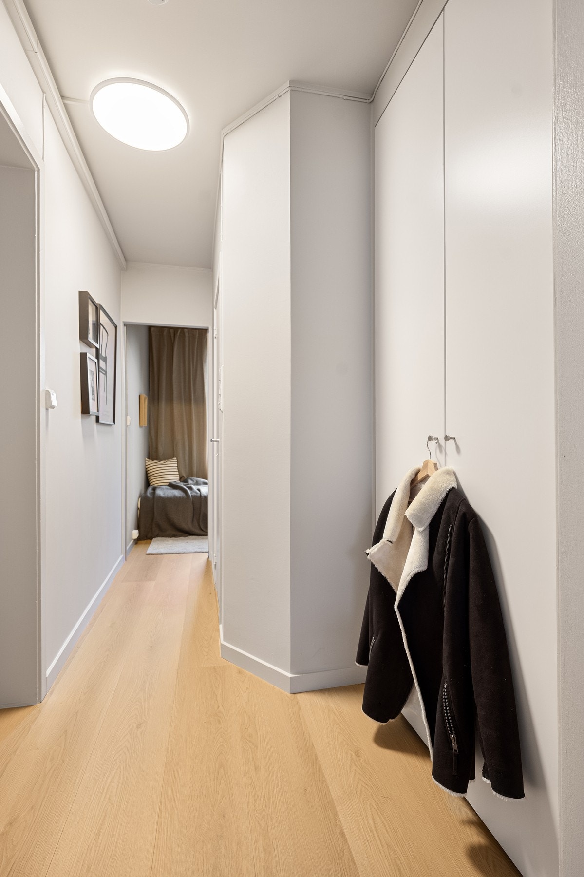 Entré med plassbygd garderobeskap og opplegg for vaskemaskin Galleribilde