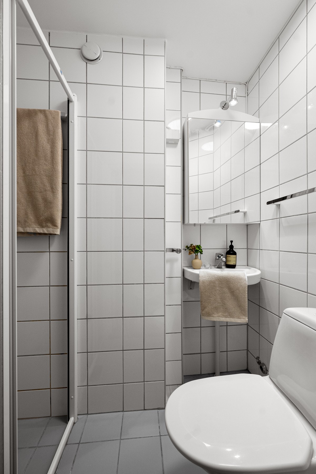 Baderom fra 2012 med varmekabler. Det er opplegg for vaskemaskin i boligens entré Galleribilde
