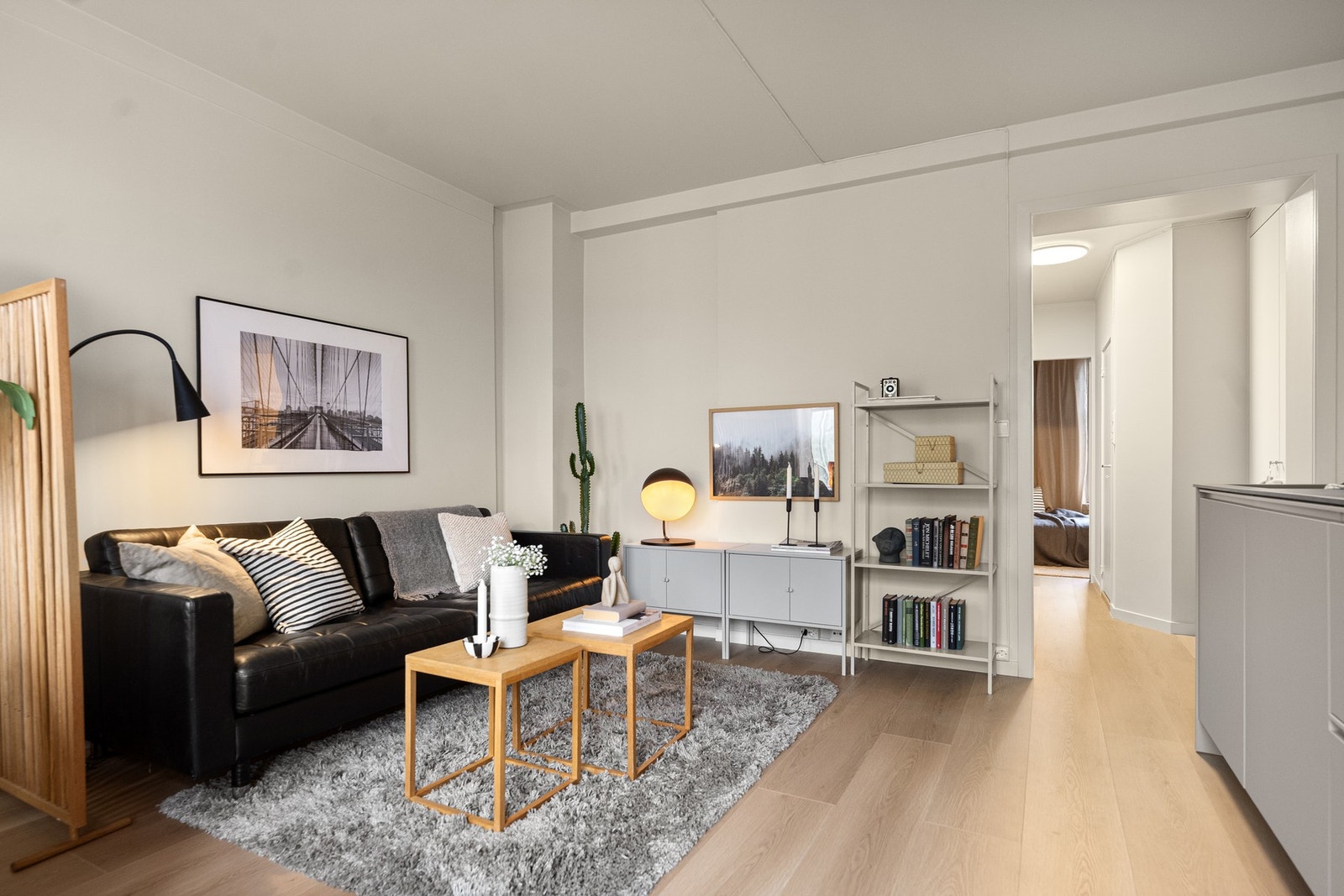 Det er lagt nytt, slitesterkt laminatgulv med ekstra bred plank i 2026 Galleribilde