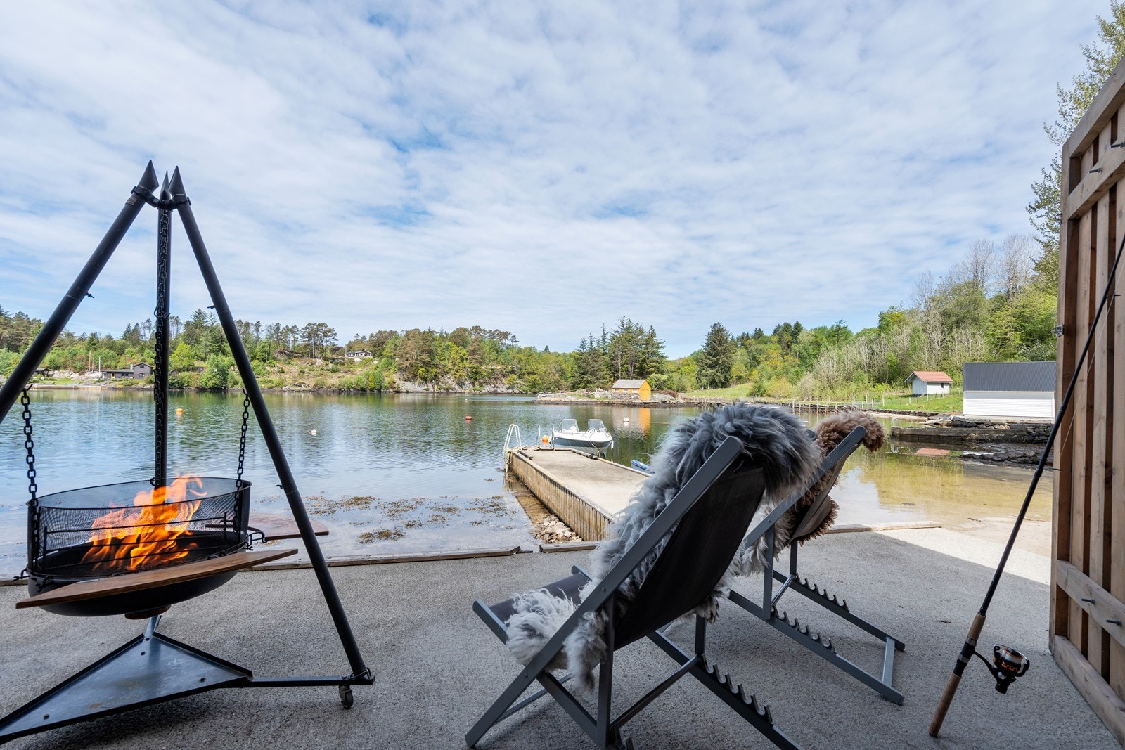Eget naust hvor en har god plass til utstyr, stort uinnredet loft på naustet. Galleribilde