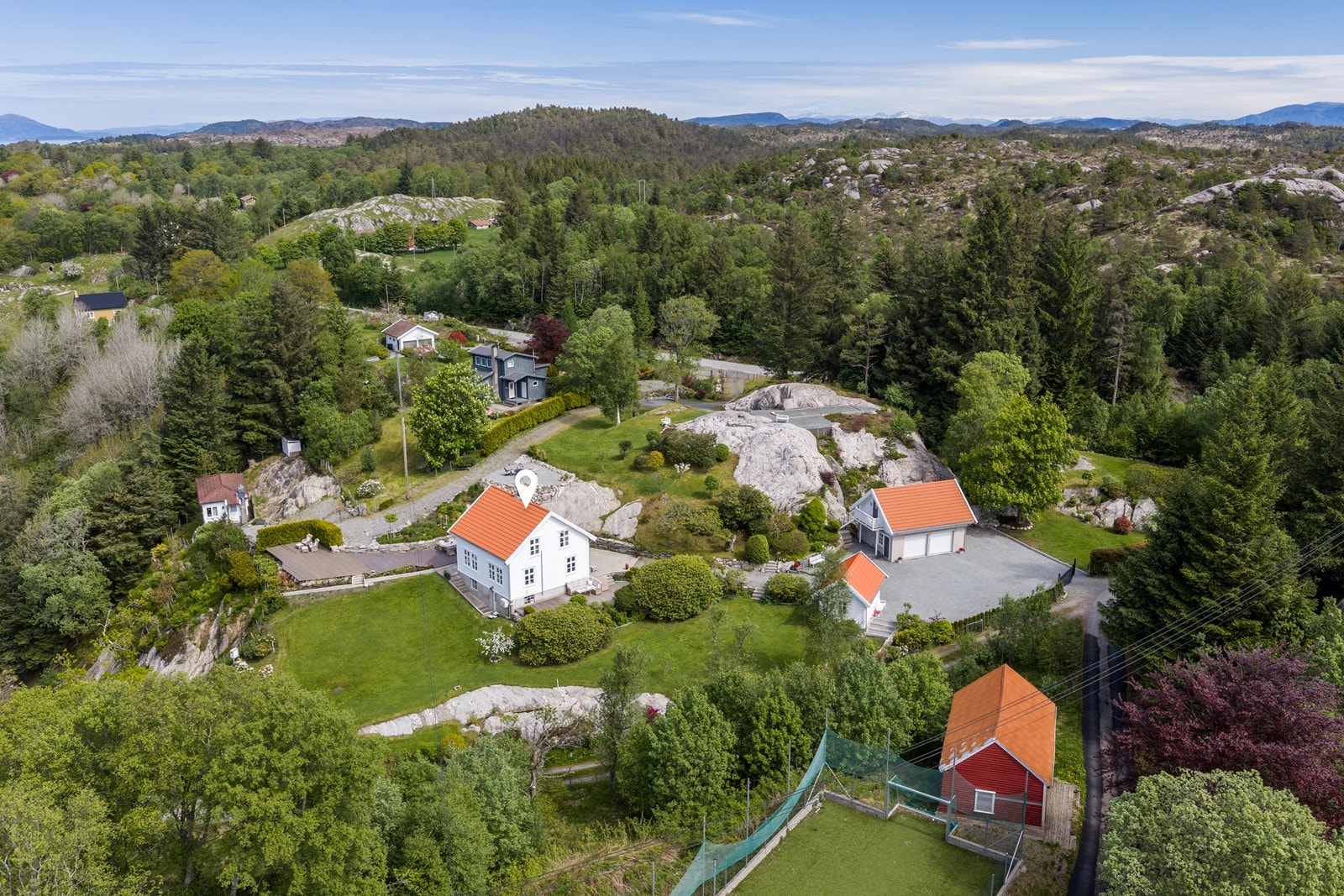 Her har vi gleden av å presentere en eiendom med alt! Naust, strand, brygge, dobbel garasje, optimale solforhold og gjennomgående god standard! Galleribilde