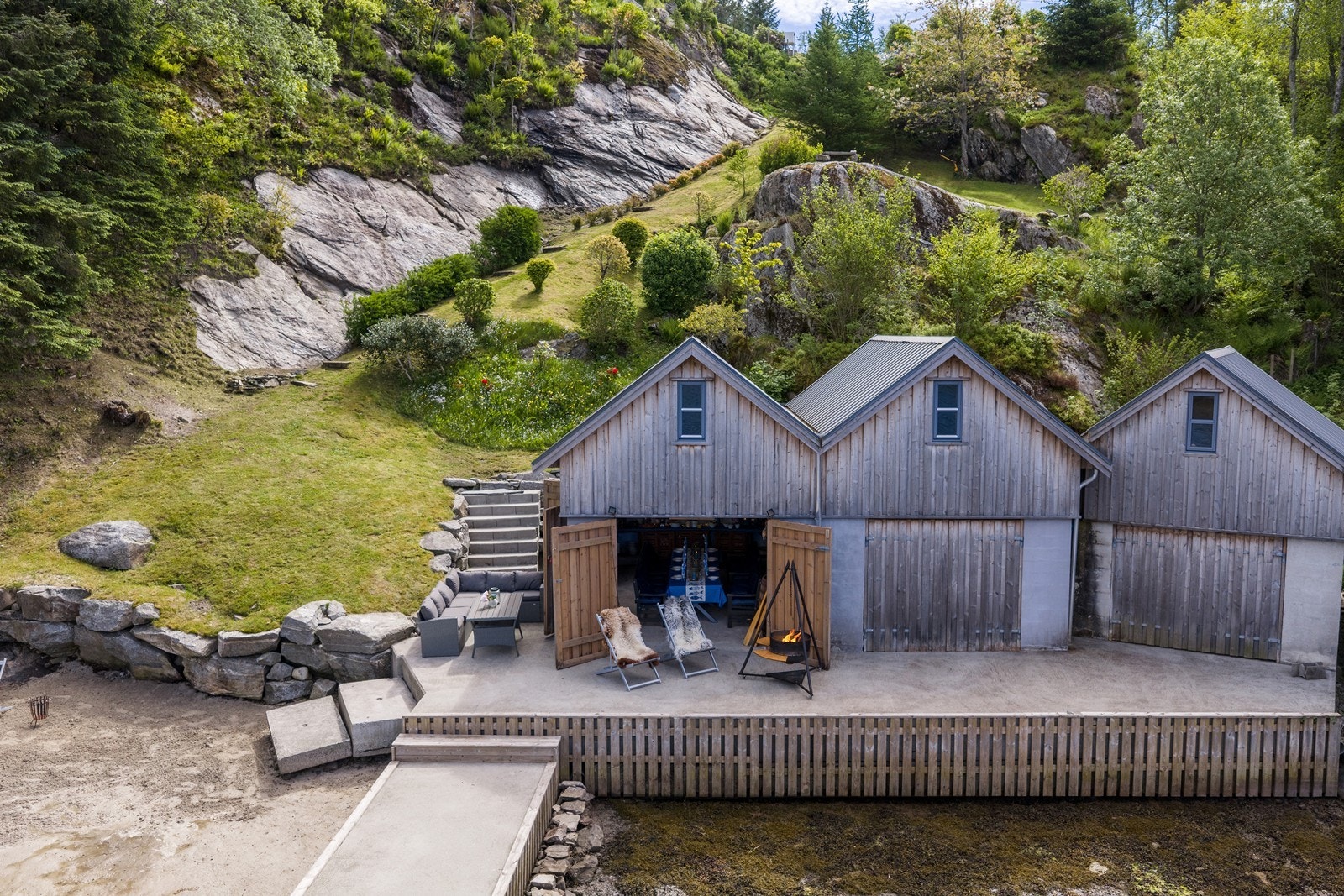 Eget naust med stort loft. Herlig sandstrand og egen brygge Galleribilde