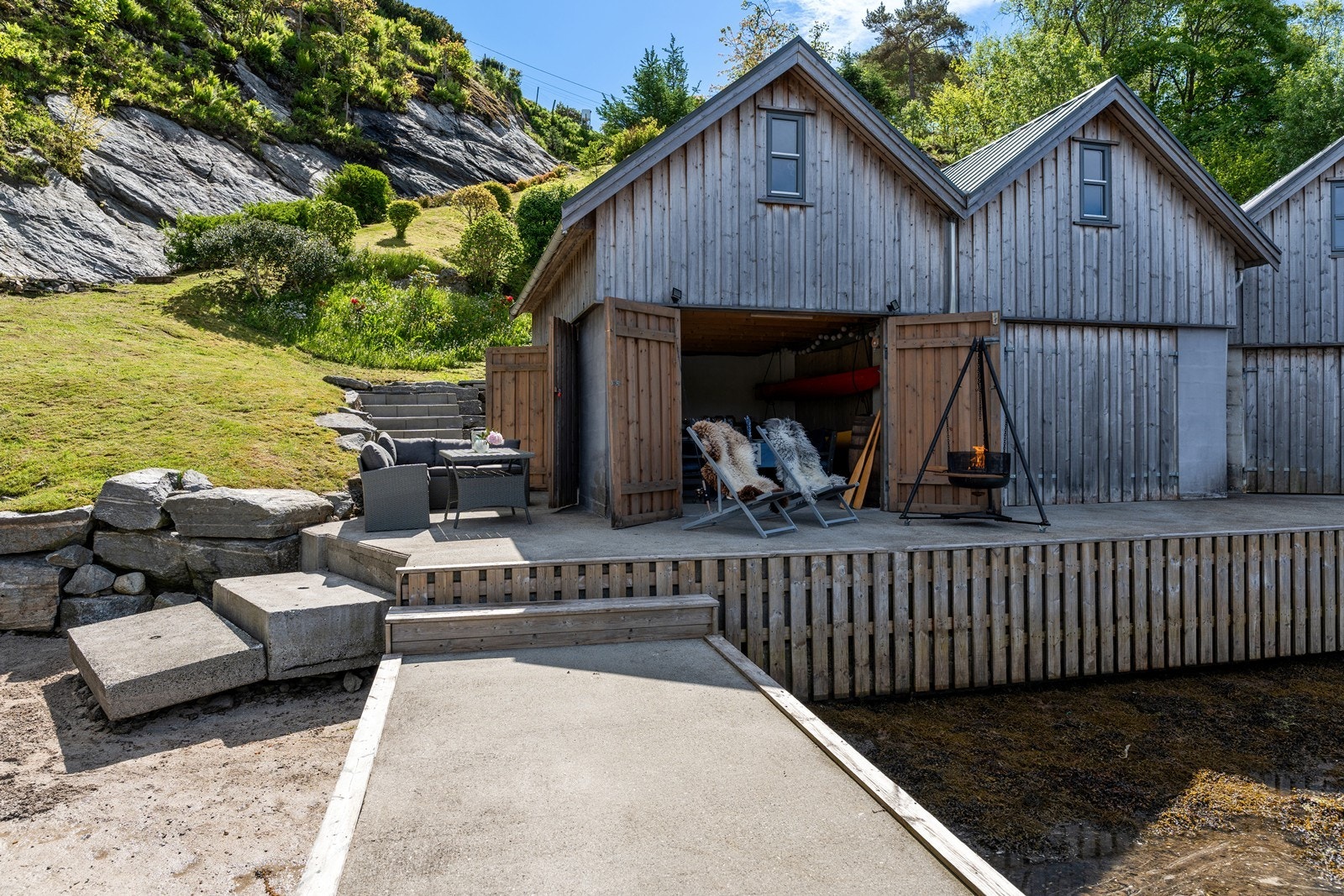 Stort, velholdt naust, strand/strandlinje og egen brygge. Galleribilde