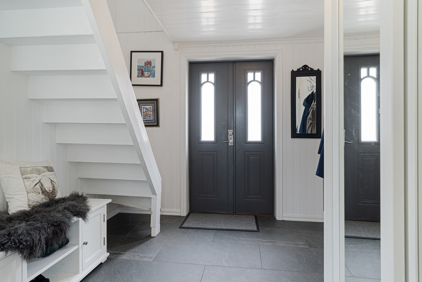 Entre/ hall hvor en har god plass til garderobe! Galleribilde