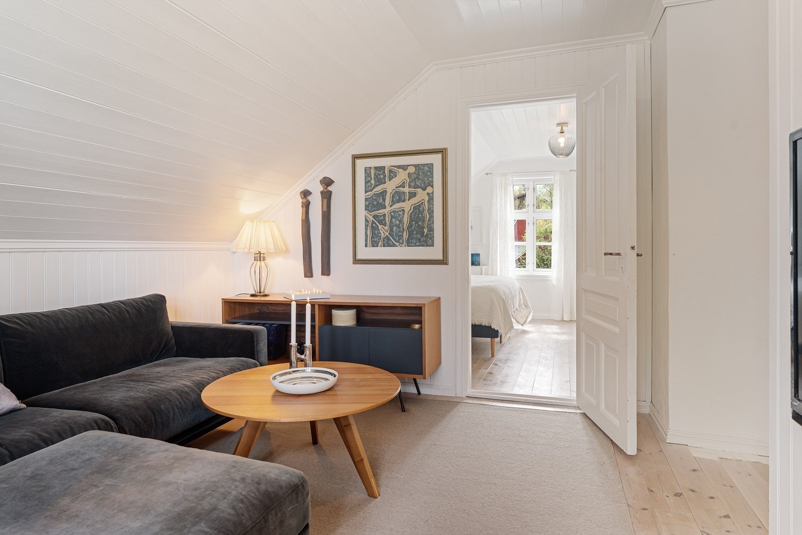 Loftstue hvor en har god plass til sofagruppe og tv-benk Galleribilde