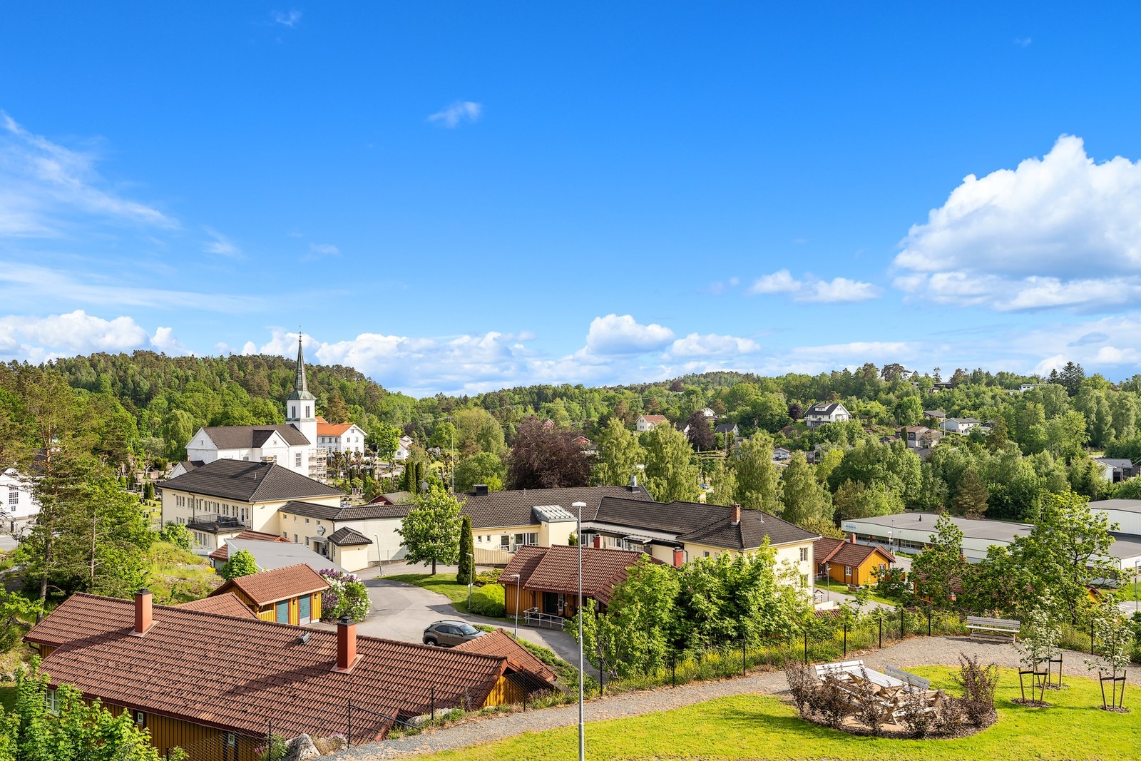 Fra den romslige balkongen kan du nyte en flott og åpen utsikt over grønne omgivelser, nærområdet og den karakteristiske Hisøy kirke i horisonten. Galleribilde