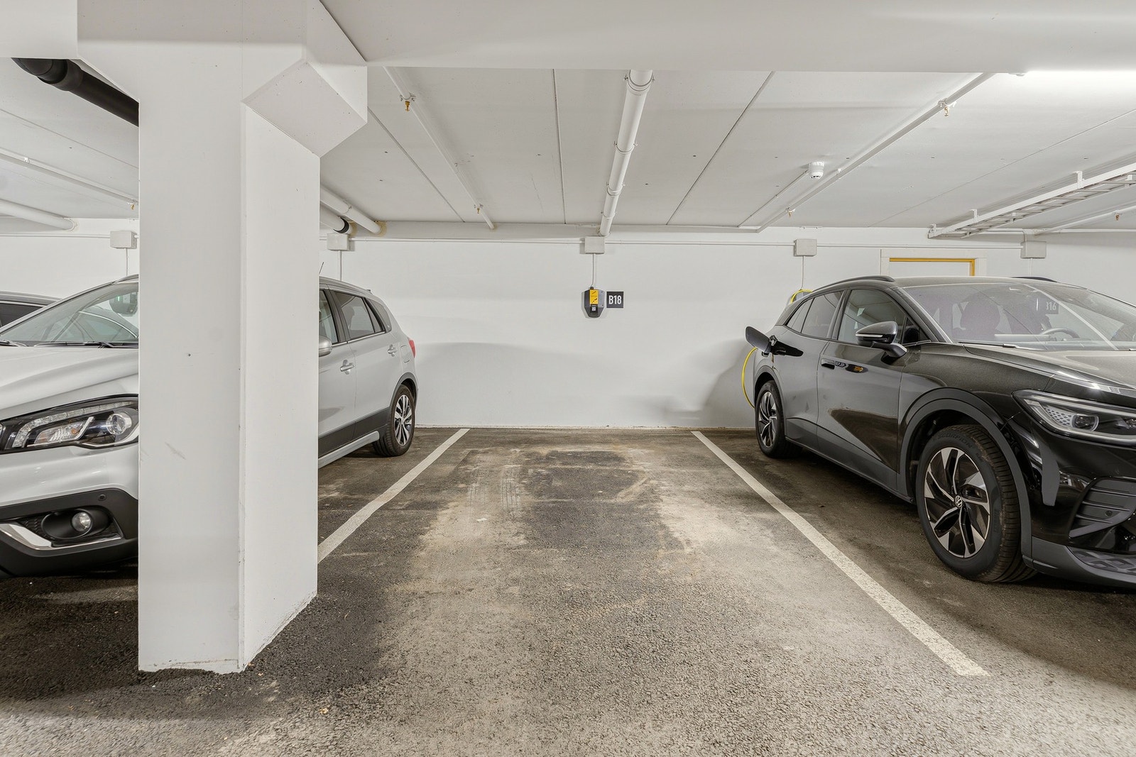 Leiligheten disponerer egen parkeringsplass i lukket parkeringsanlegg, noe som gir en trygg, komfortabel og værbeskyttet hverdag året rundt. Galleribilde