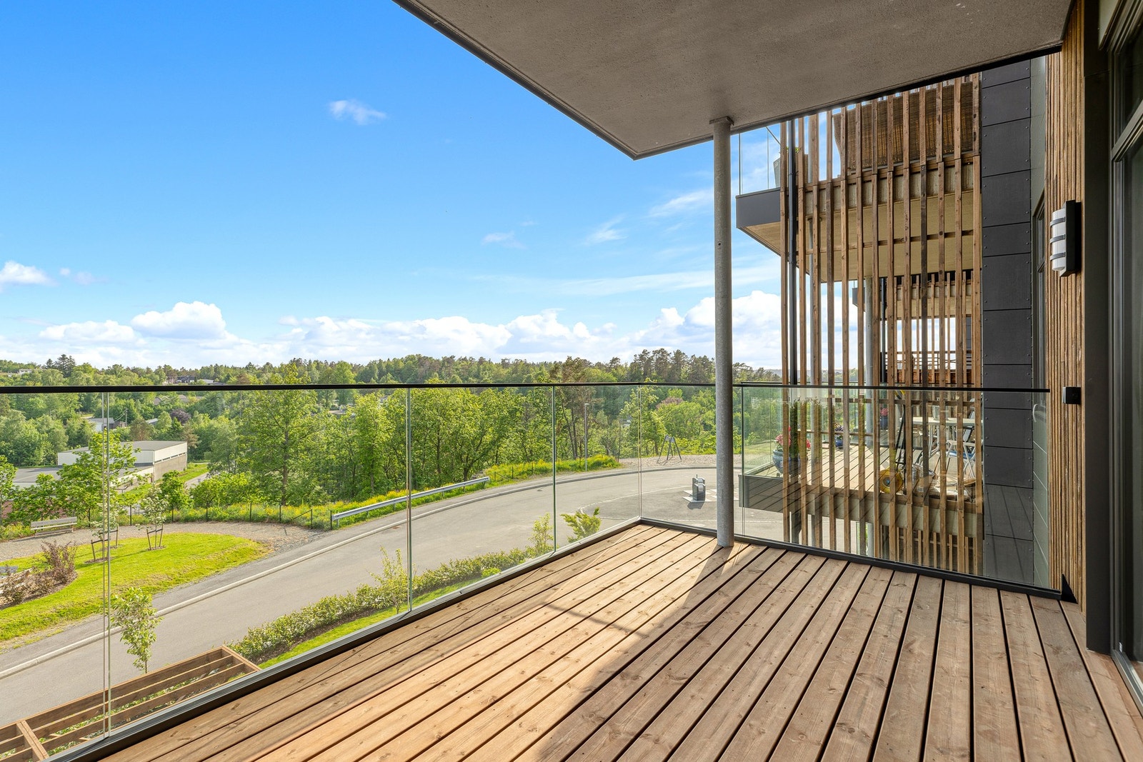 Glassrekkverk og moderne detaljer gir et luftig uttrykk og sørger for at utsikten og omgivelsene kommer til sin rett. Galleribilde