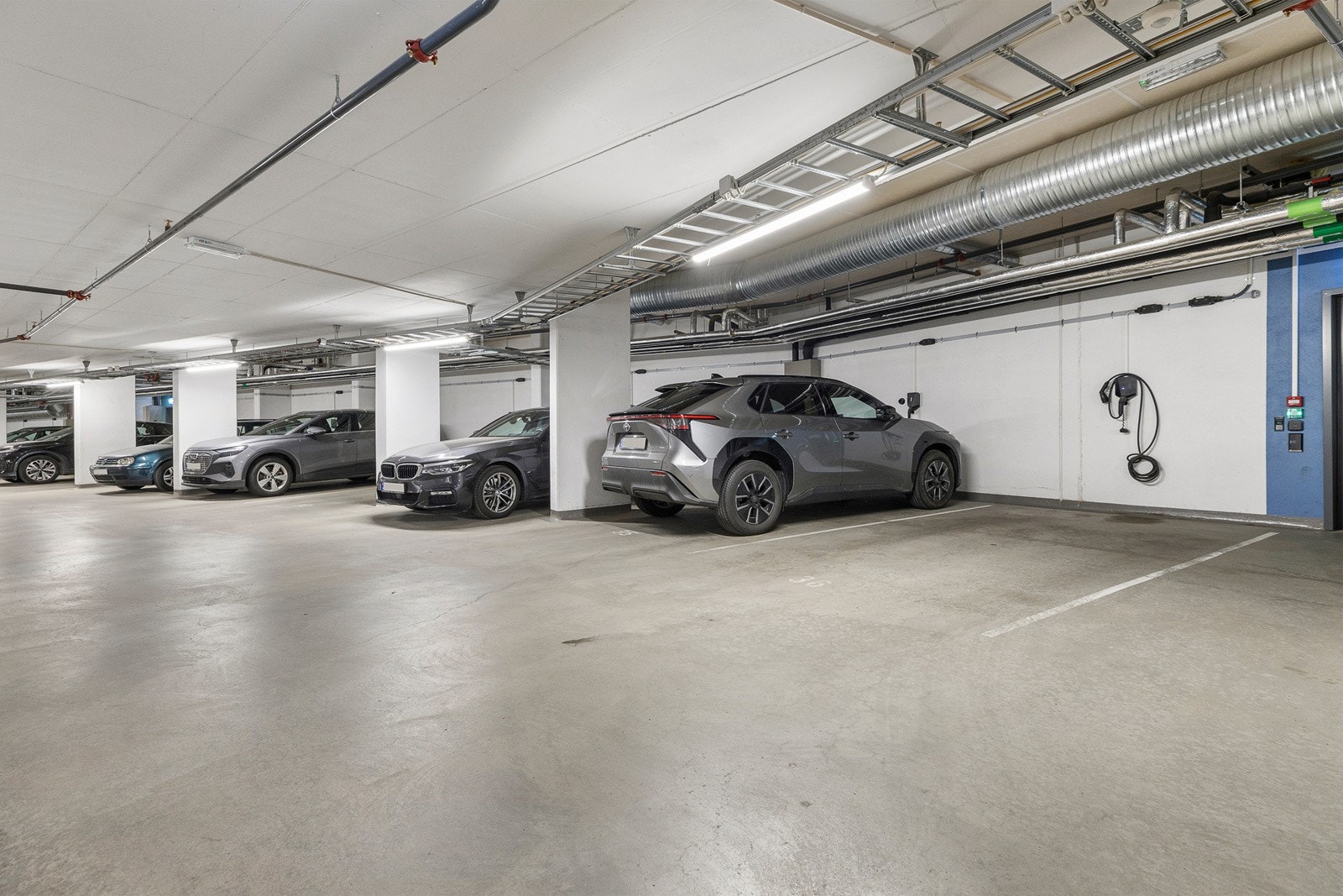 Det medfølger en parkeringsplass med elbillader i byggets garasjeanlegg. Garasjeplassen er praktisk plassert rett ved inngangen til oppgangen, med direkte adkomst til heis som tar deg opp til leilighetsplanet. Galleribilde