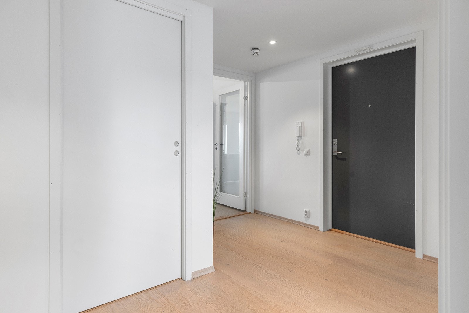 Her er det god plass til oppbevaring av yttertøy og sko. Tilknyttet entréen er det innvendig bod. Galleribilde