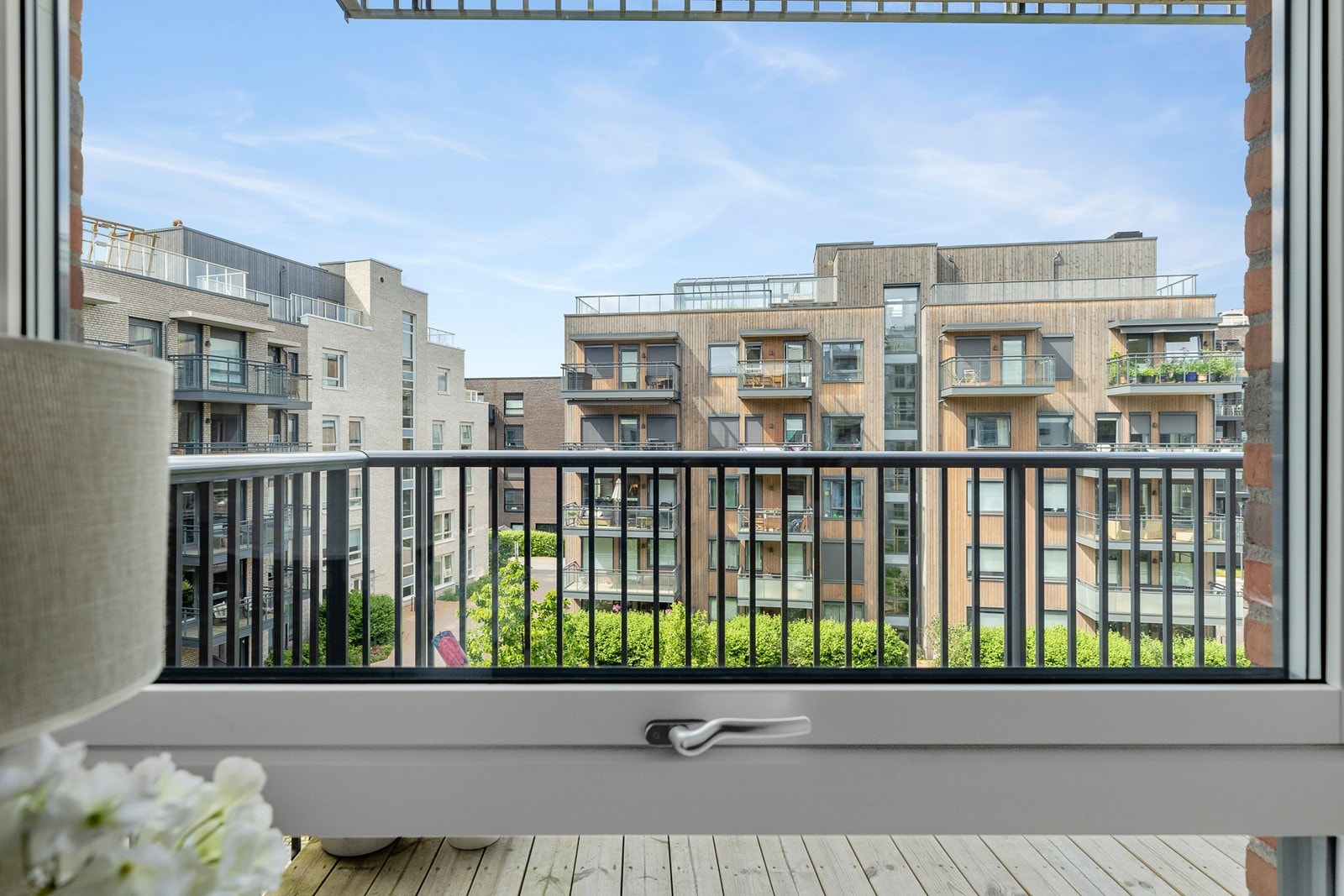 Begge soverommene vender ut mot et hyggelig opparbeidet gårdsrom. Galleribilde