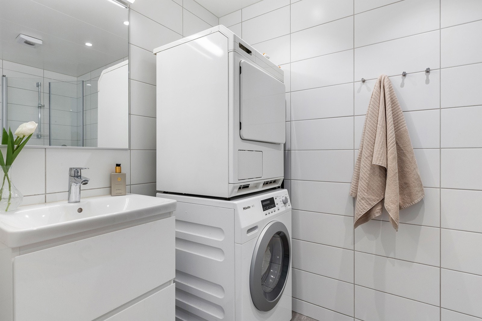 Badet er praktisk innredet og har opplegg for vaskemaskin. - Vaskemaskin og tørketrommel medfølger ikke salget. Galleribilde