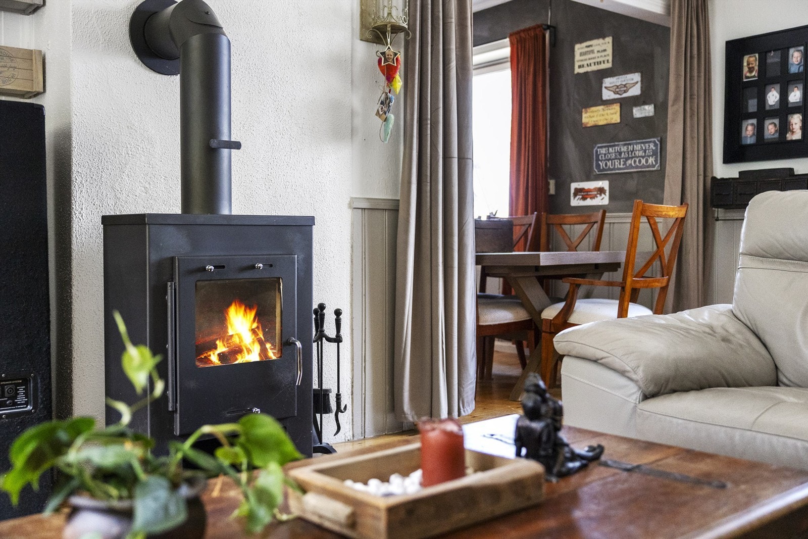 I stuen er det en peis som gir både varme og hygge. Galleribilde
