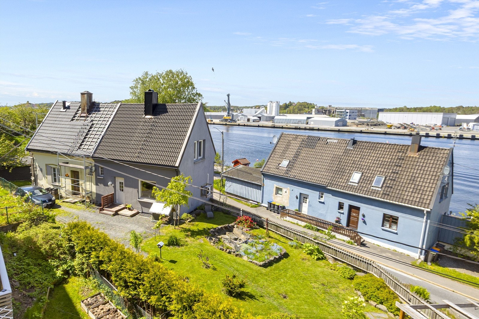 Eiendommen ligger like ved vannet og med busstopp rett i nærheten. Galleribilde