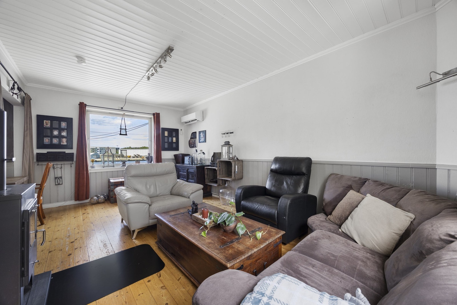 Velkommen inn. 1 etasje består av en romslig stue, kjøkken og entre. I entreen er det trapp til underetasjen og loftsetasjen. Galleribilde