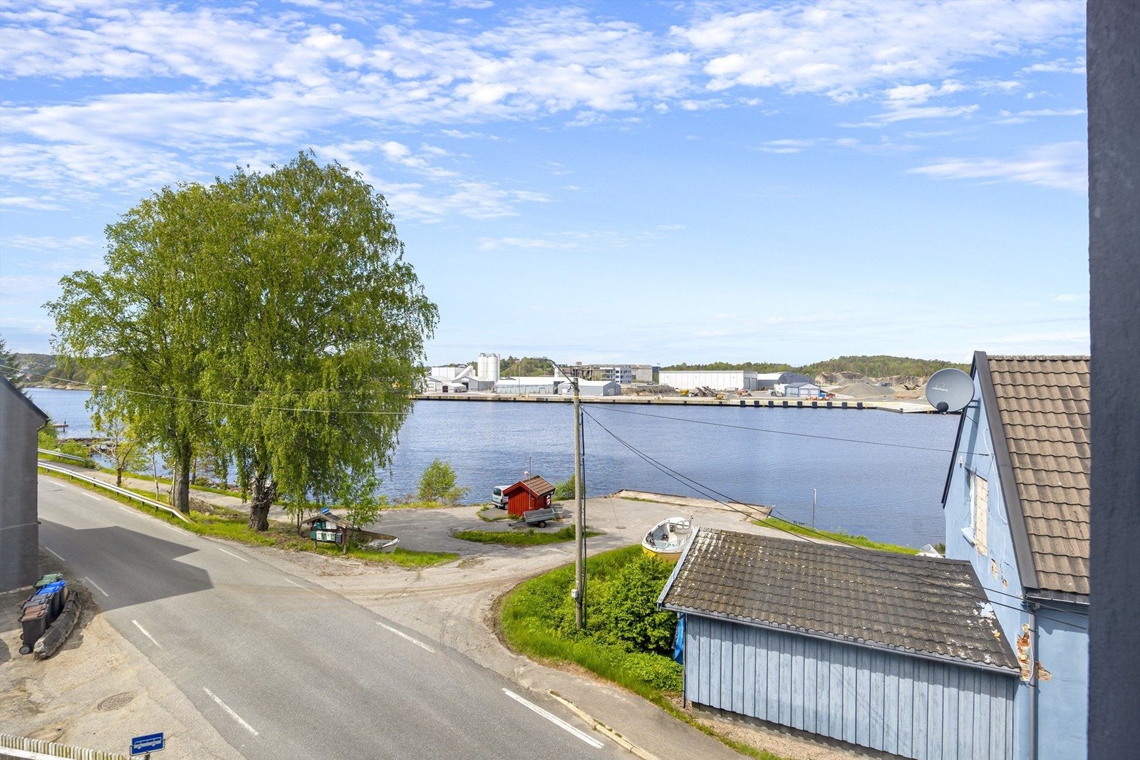 Fra boligen kan man nyte utsikt til Tromøysund og båter som seiler forbi. Galleribilde