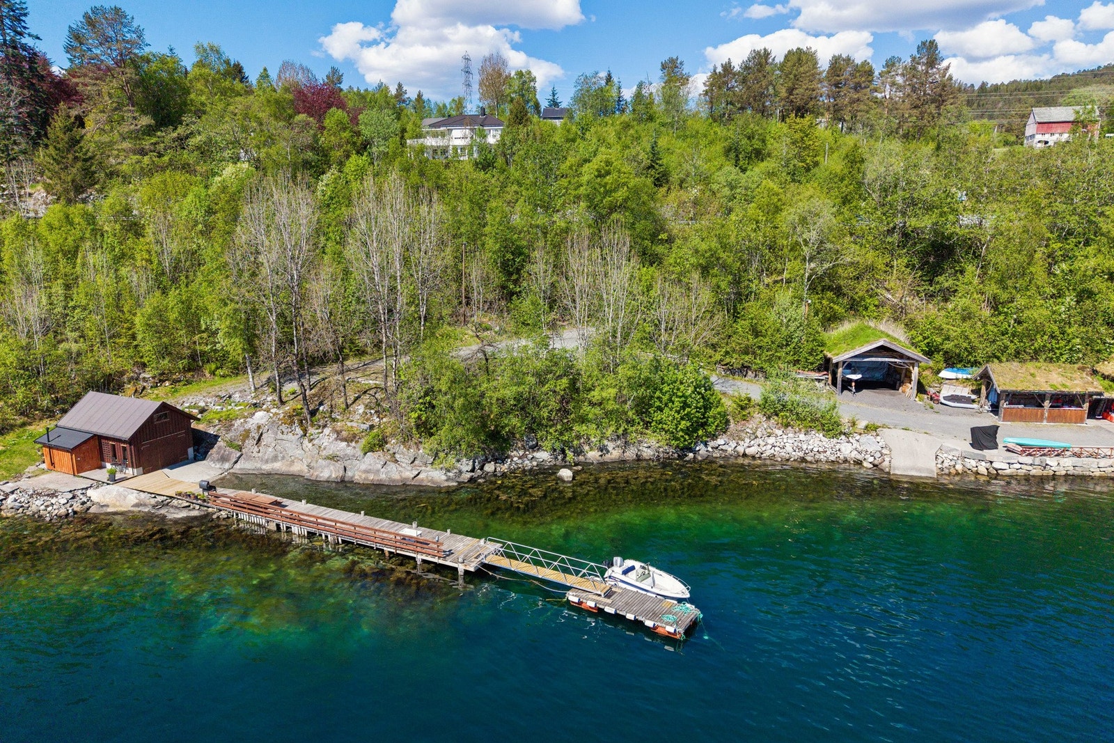 Det medfølger rett til naustplass ved sjøen. Bare noen få minutter gange fra fritidsboligen. Galleribilde